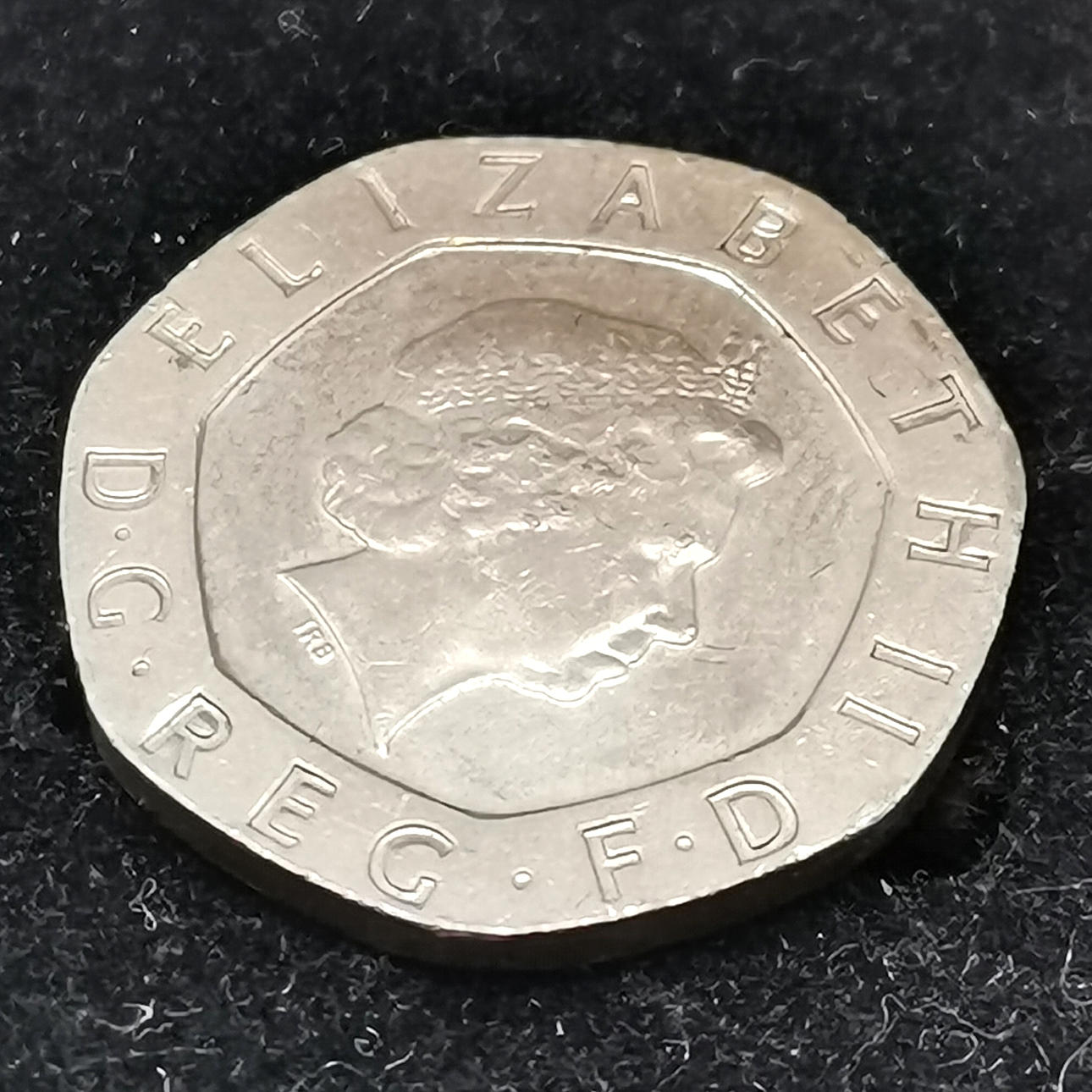 *UK 2008 UNDATED 20p ROYAL SHIELD COIN.
