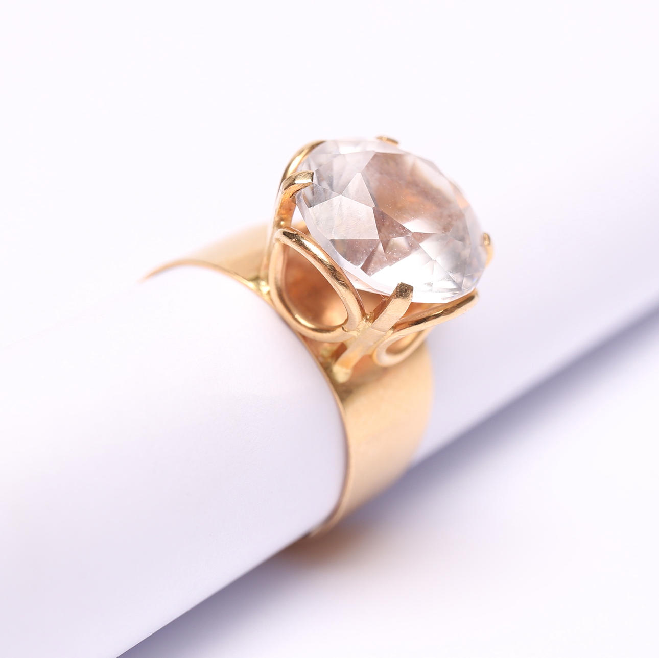 RING, 18K guld, med vit sten vikt ca 5 gram. Smycken & Ädelstenar ...