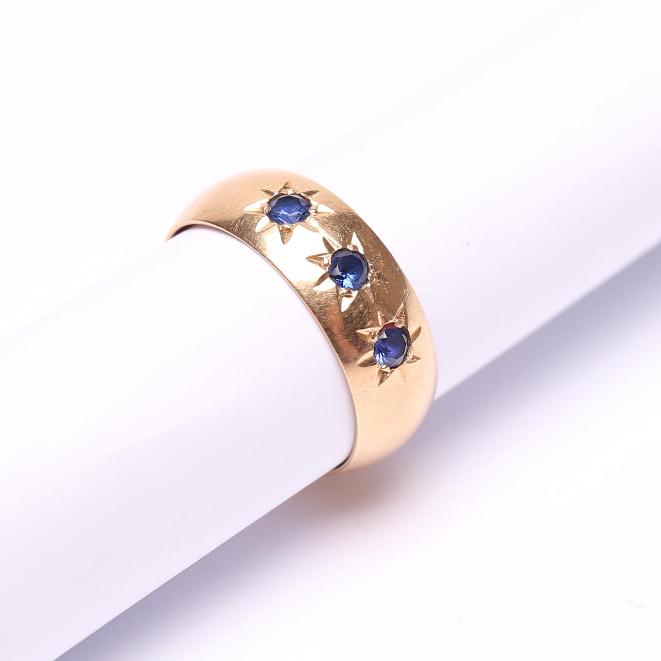 RING, 18K guld, med blå stenar, vikt ca 4.4gram.