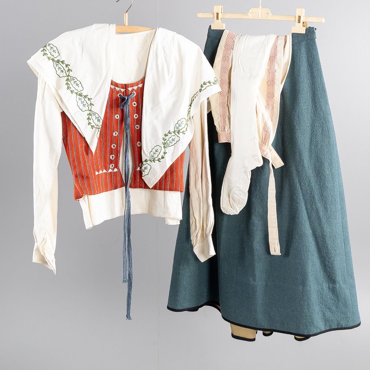 ESSUNGA, Västergötland, folkdräkt, 8 delar, 1900-tal.