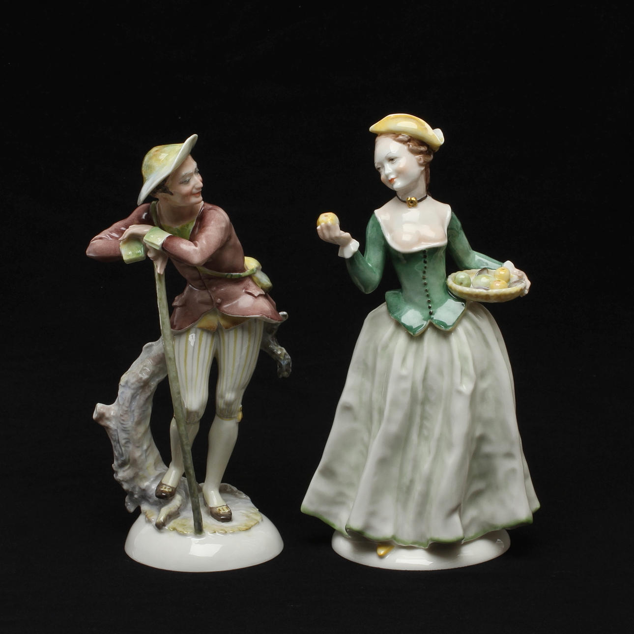 FIGURINER, 1 par, porslin, kvinna bjuder en man på äpplen, Carl Werner, Hutschenreuther, 1900-tal.