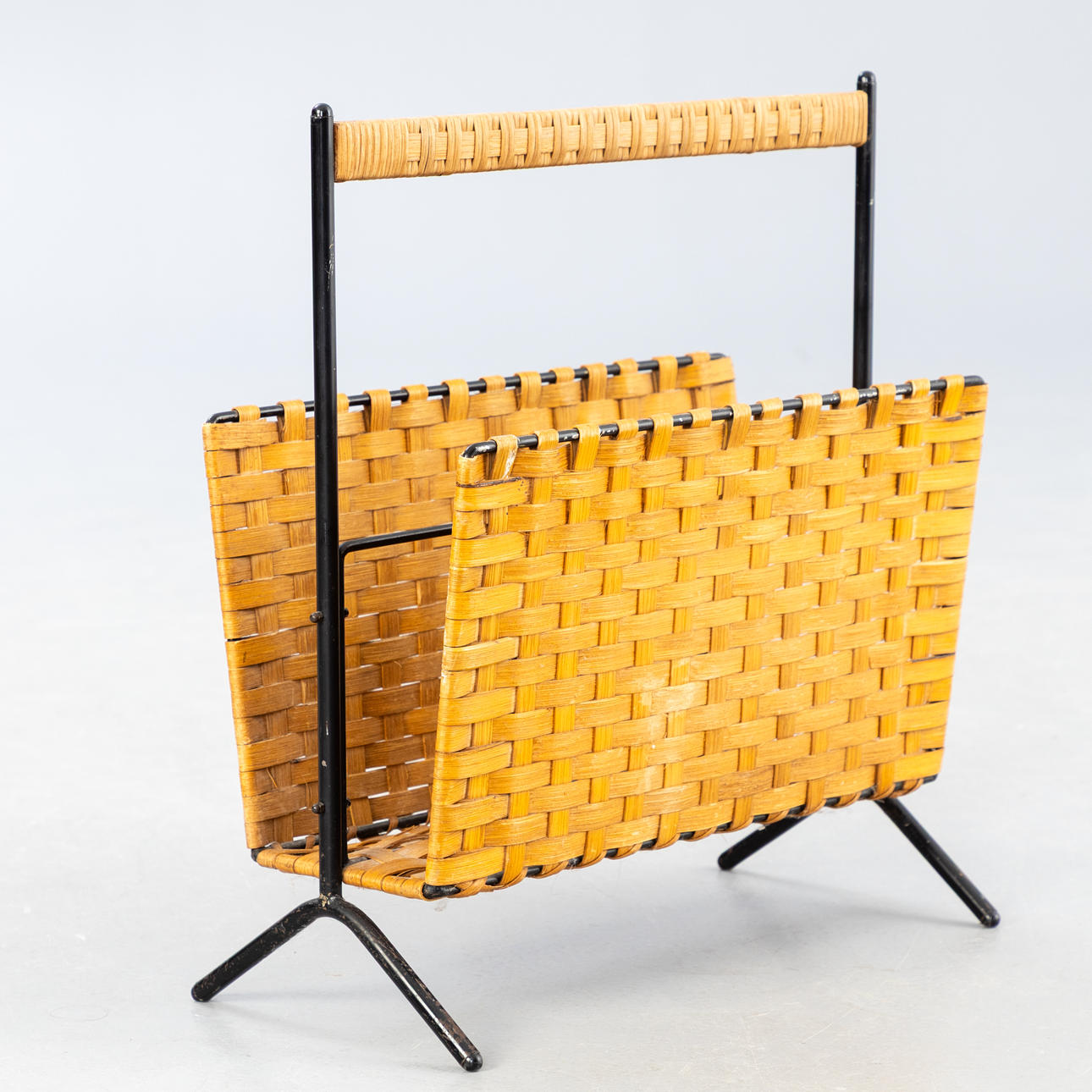 Sanomalehtiteline pajulla, 1950-luku.