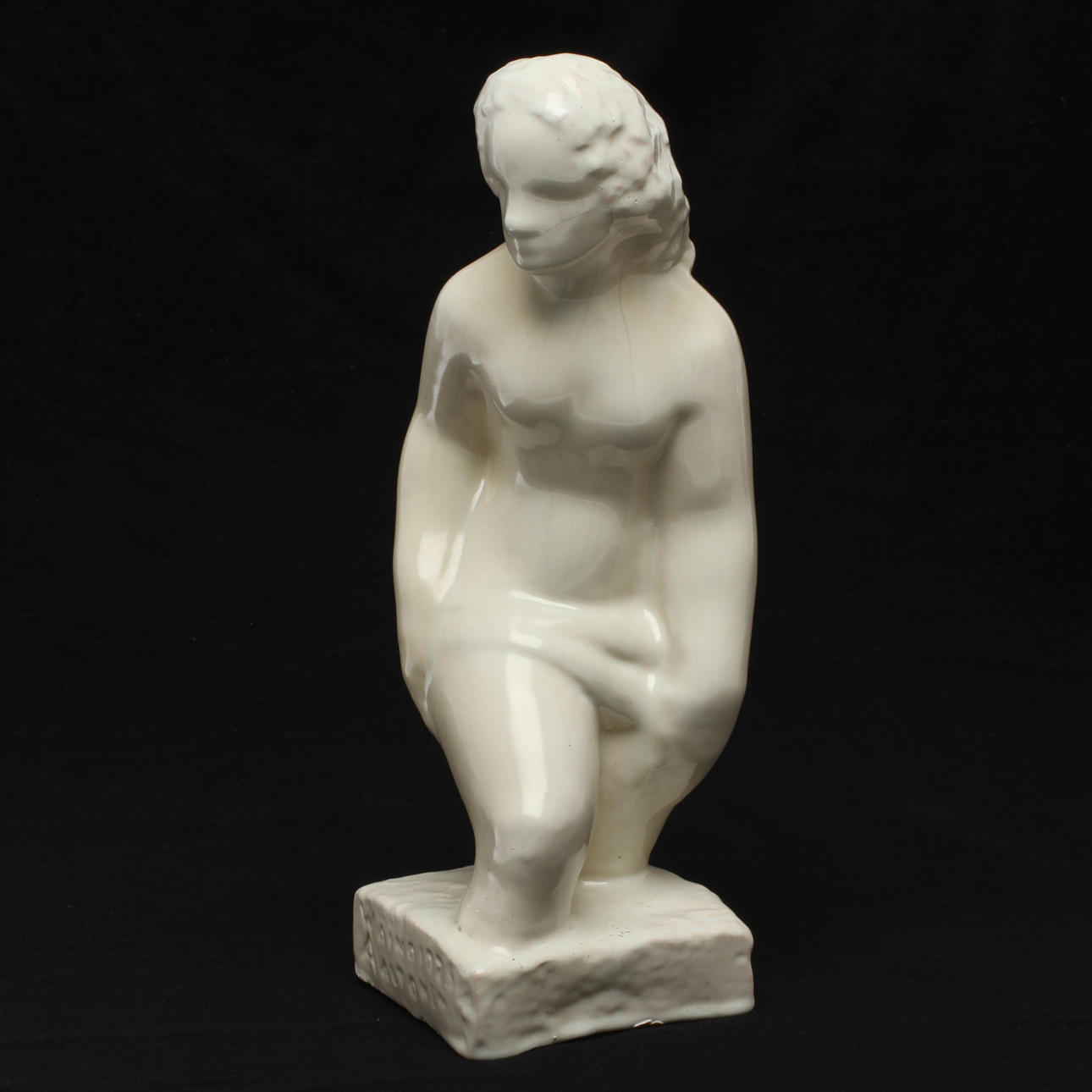 WÄINÖ AALTONEN. Skulptur, keramik, vadande kvinna, signerad samt daterad 1925.