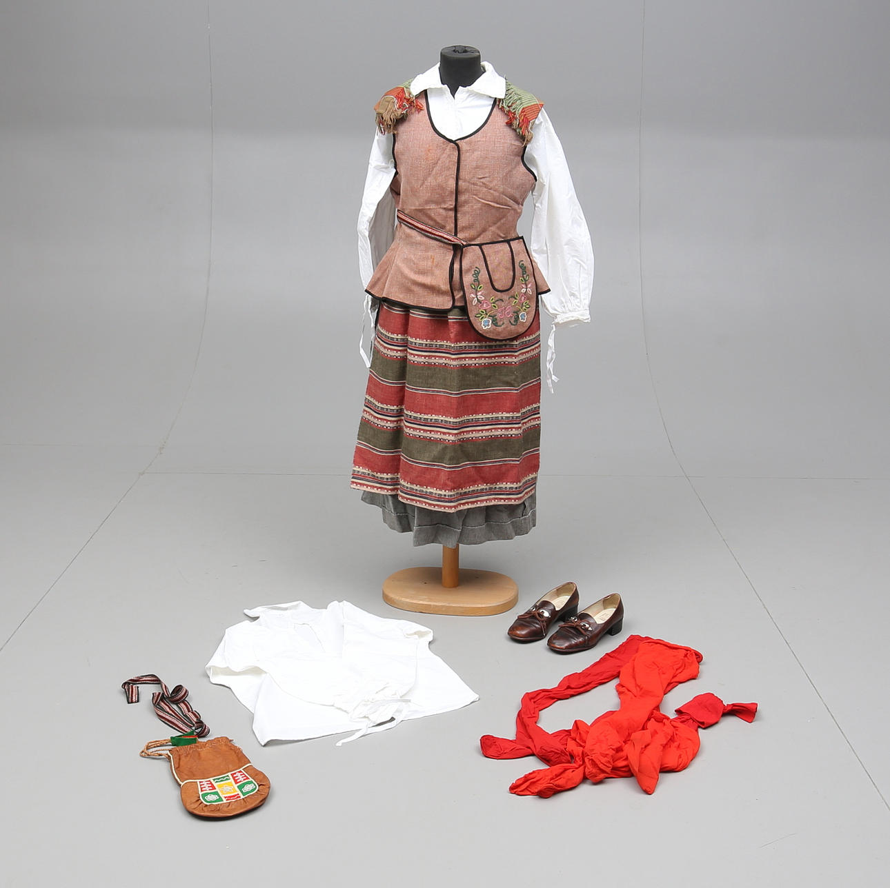 FOLKDRÄKT, 8 delar, 1900-tal.