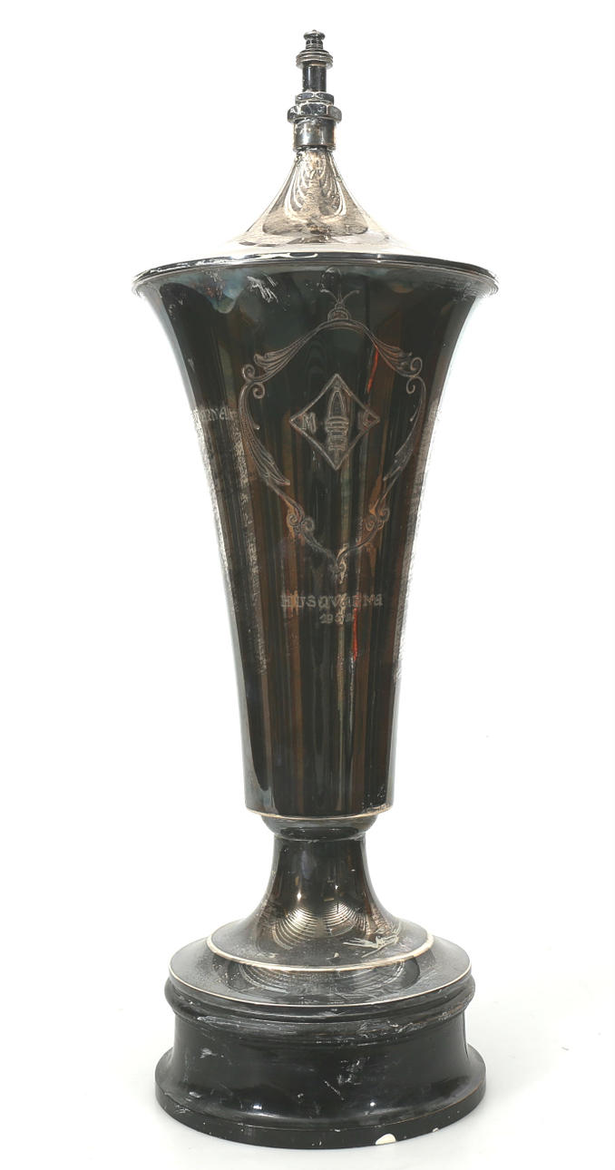 POKAL MED LOCK, silver, träfot, total vikt 2030,1 gram.