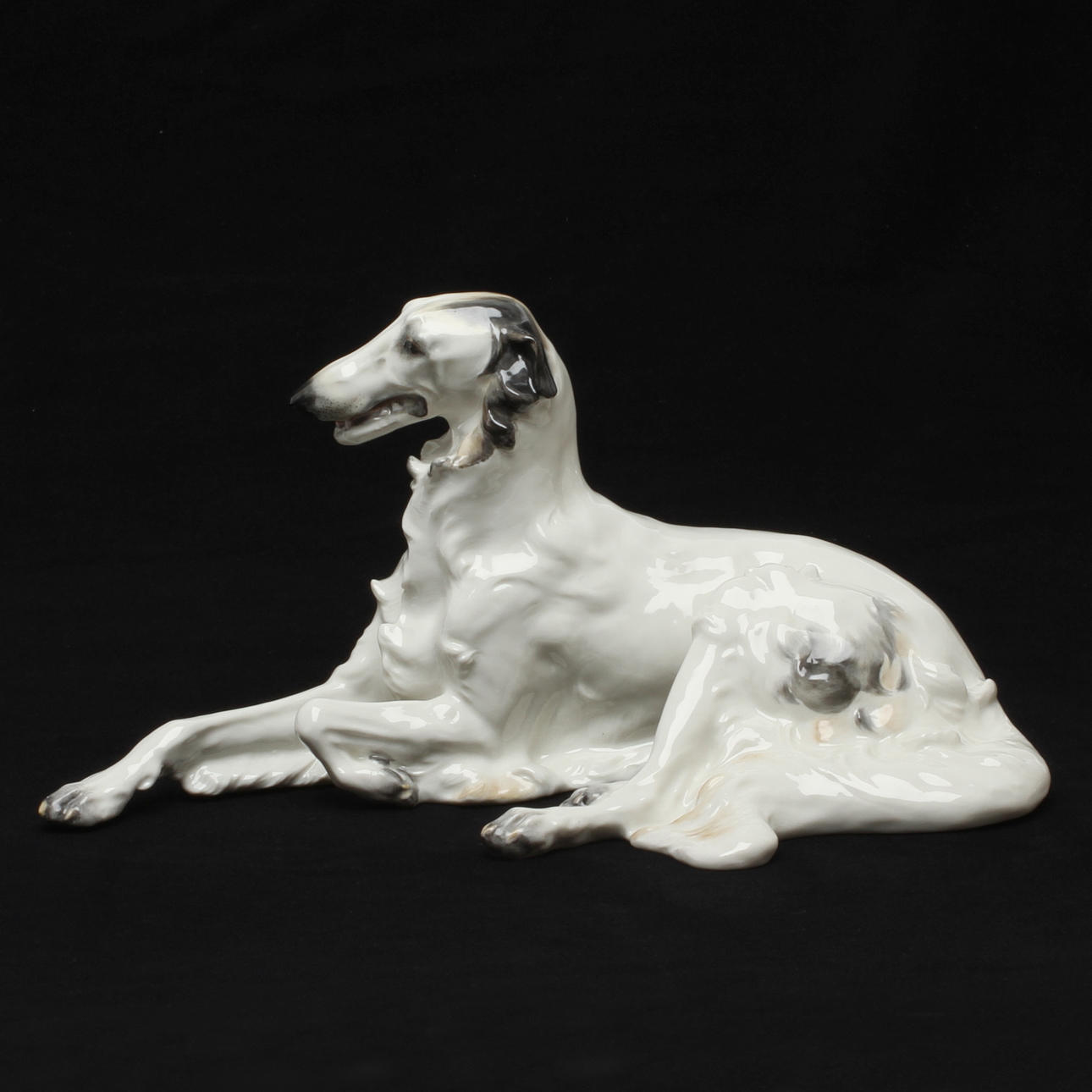 FIGURIN, porslin, liggande hund, Fritz Diller, Hutschenreuter, 1900-tal.