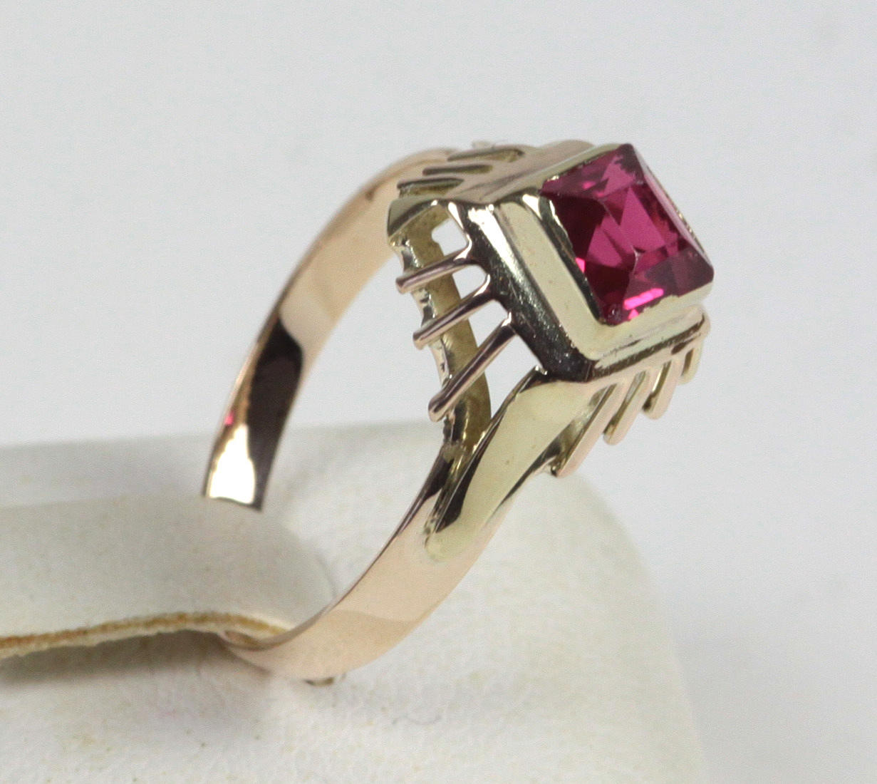 RING med RUBIN 333 gult guld.