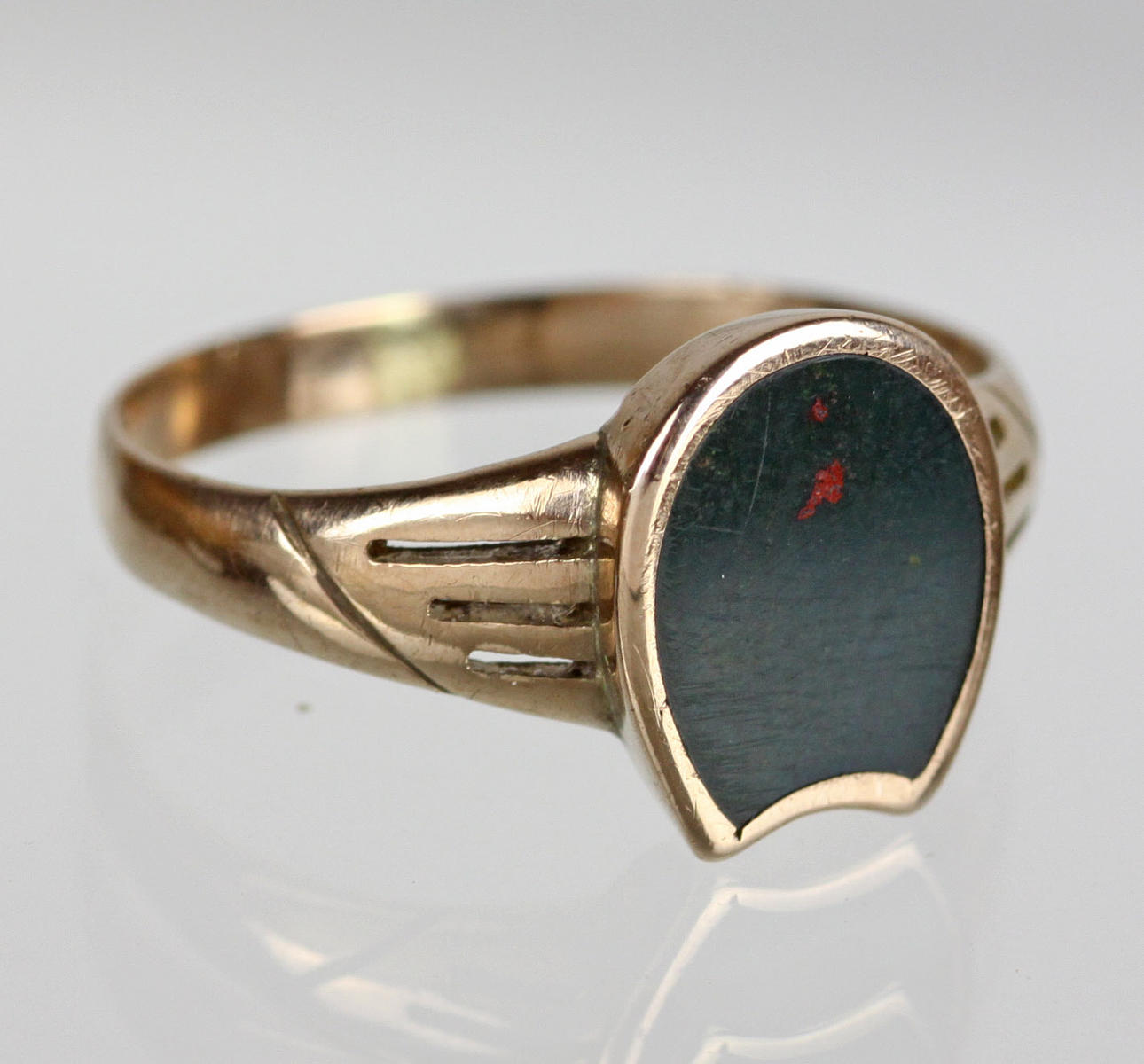 RING MED BLOD JASPER 333 gult guld.