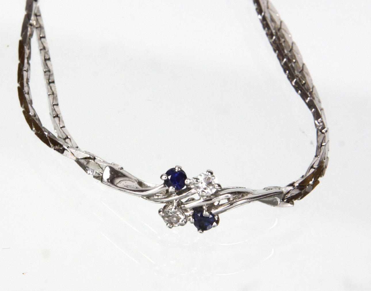 ARMBAND MED BLÅ OCH VITA SAFIRER, Theodor Klotz Pforzheim, silver 925.