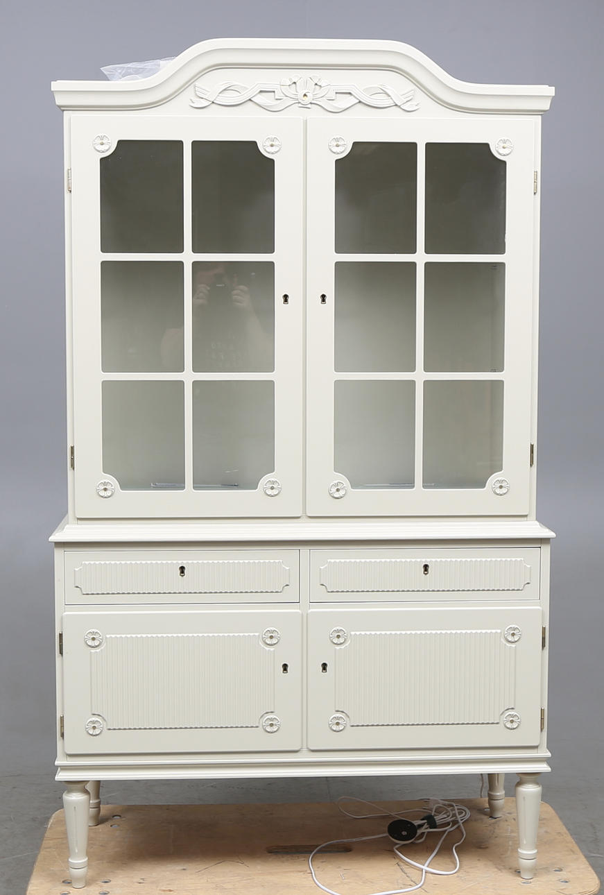 VITRINSKÅP, gustaviansk stil, 1900-tal.