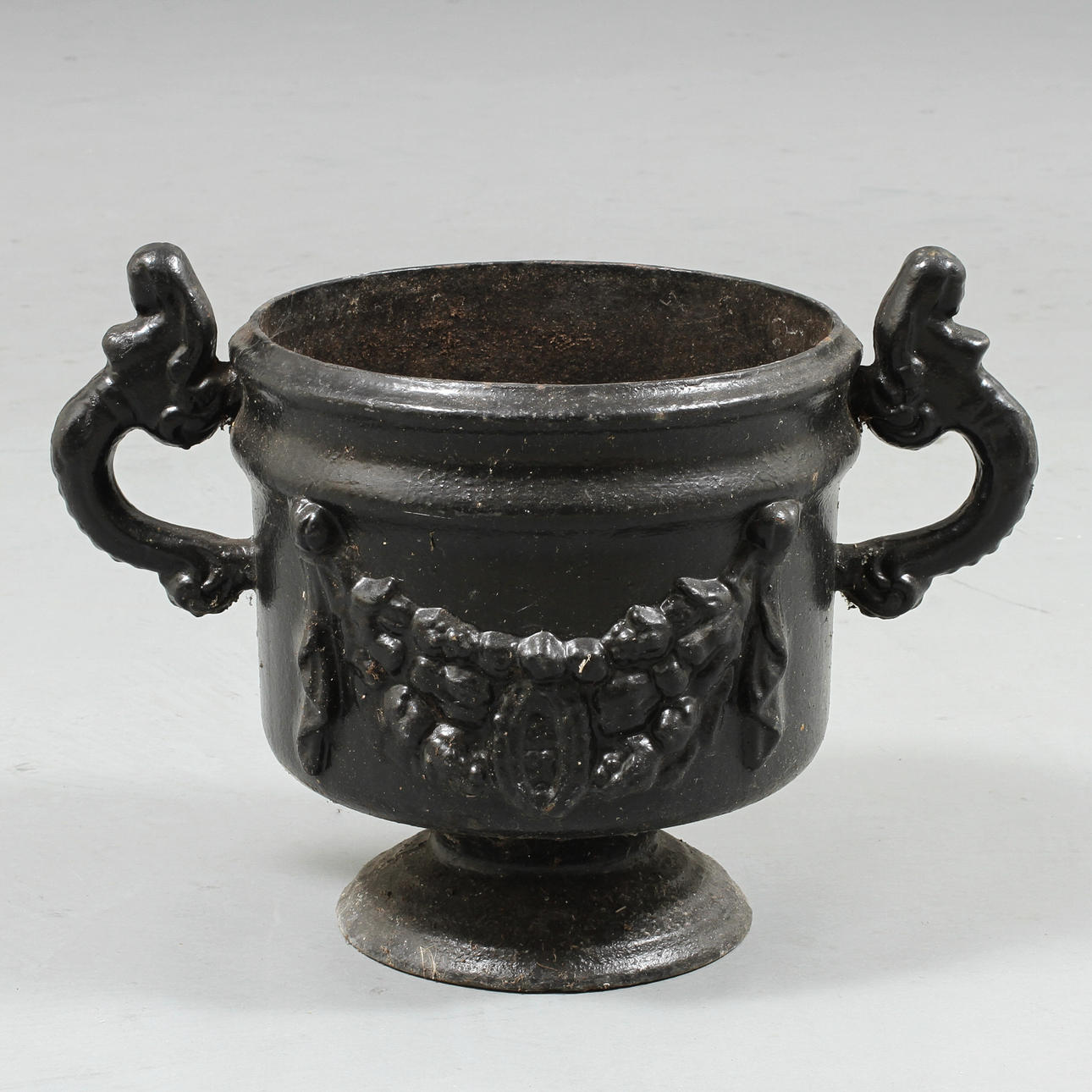 HÄNKELURNA, gjutjärn, gustaviansk stil, 1900-tal.