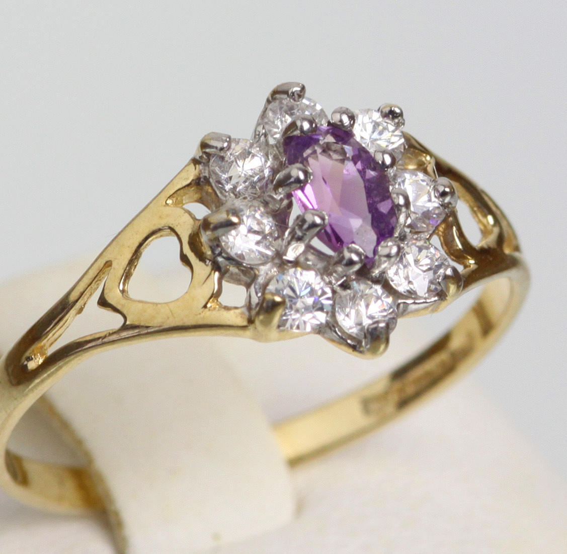 AMETISTRING MED CUBIC ZIRCONIA, entourage, 375 gult guld.