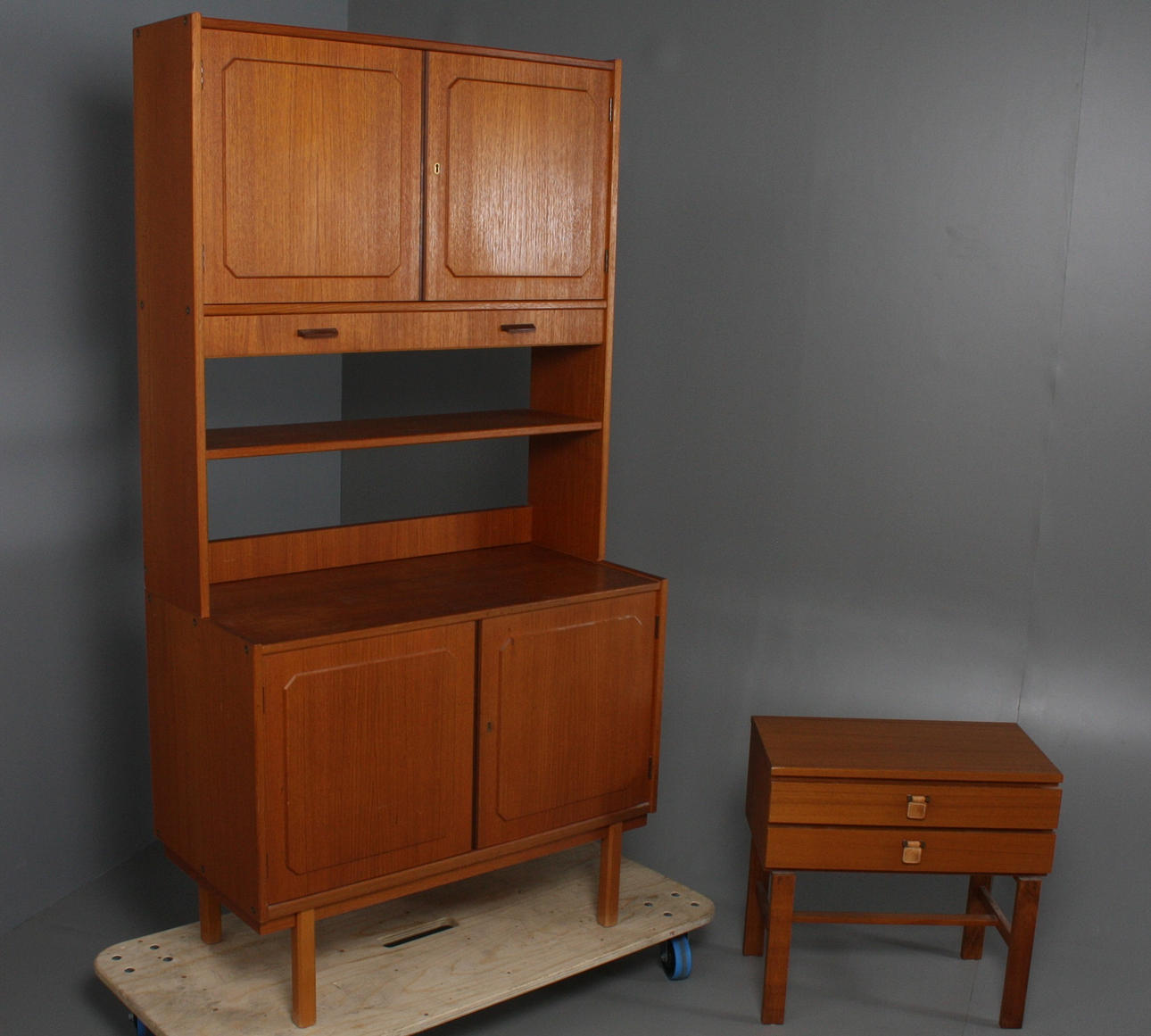 SKÅP MED HYLLA & BYRÅ, teak, 1950/60-tal.