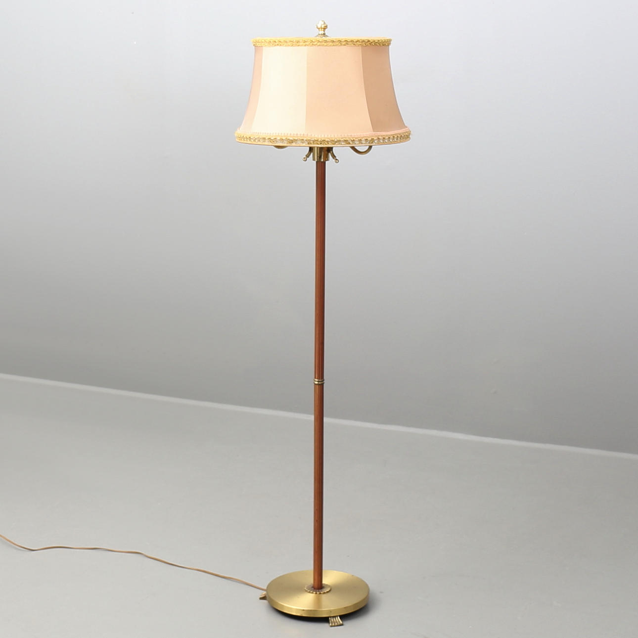 GOLVLAMPA i patinerad mässing 1960-tal.