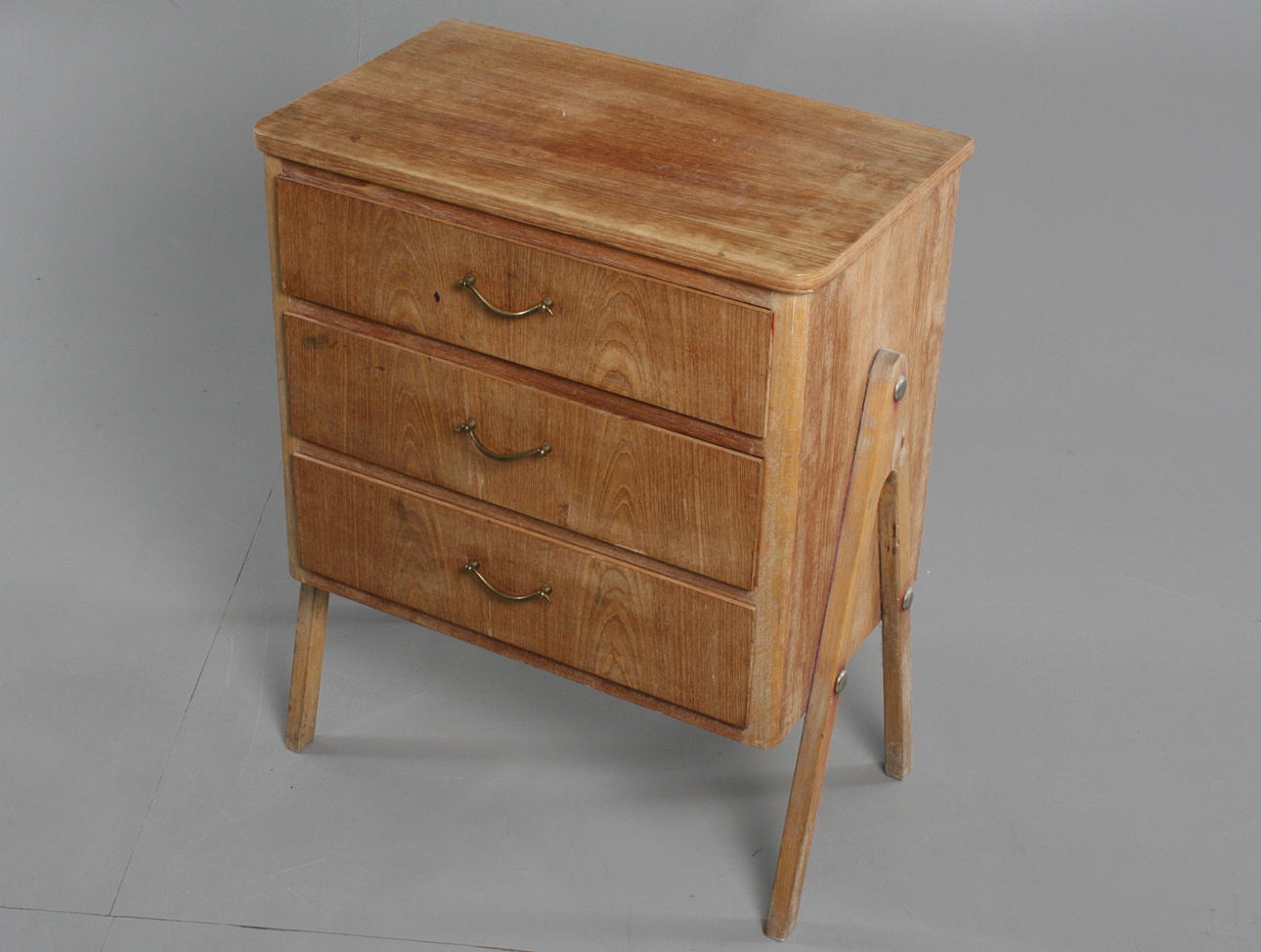 LITEN BYRÅ, teak, 1900-talets andra hälft.