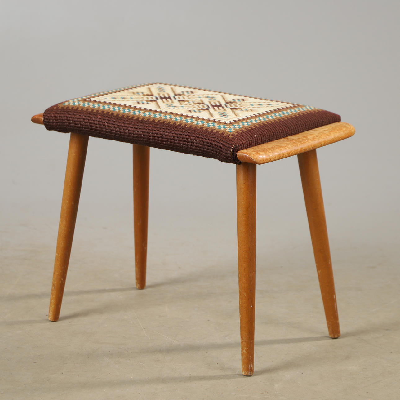 A mid 20th century book stool. Furniture - Armchairs & Chairs - Auctionet