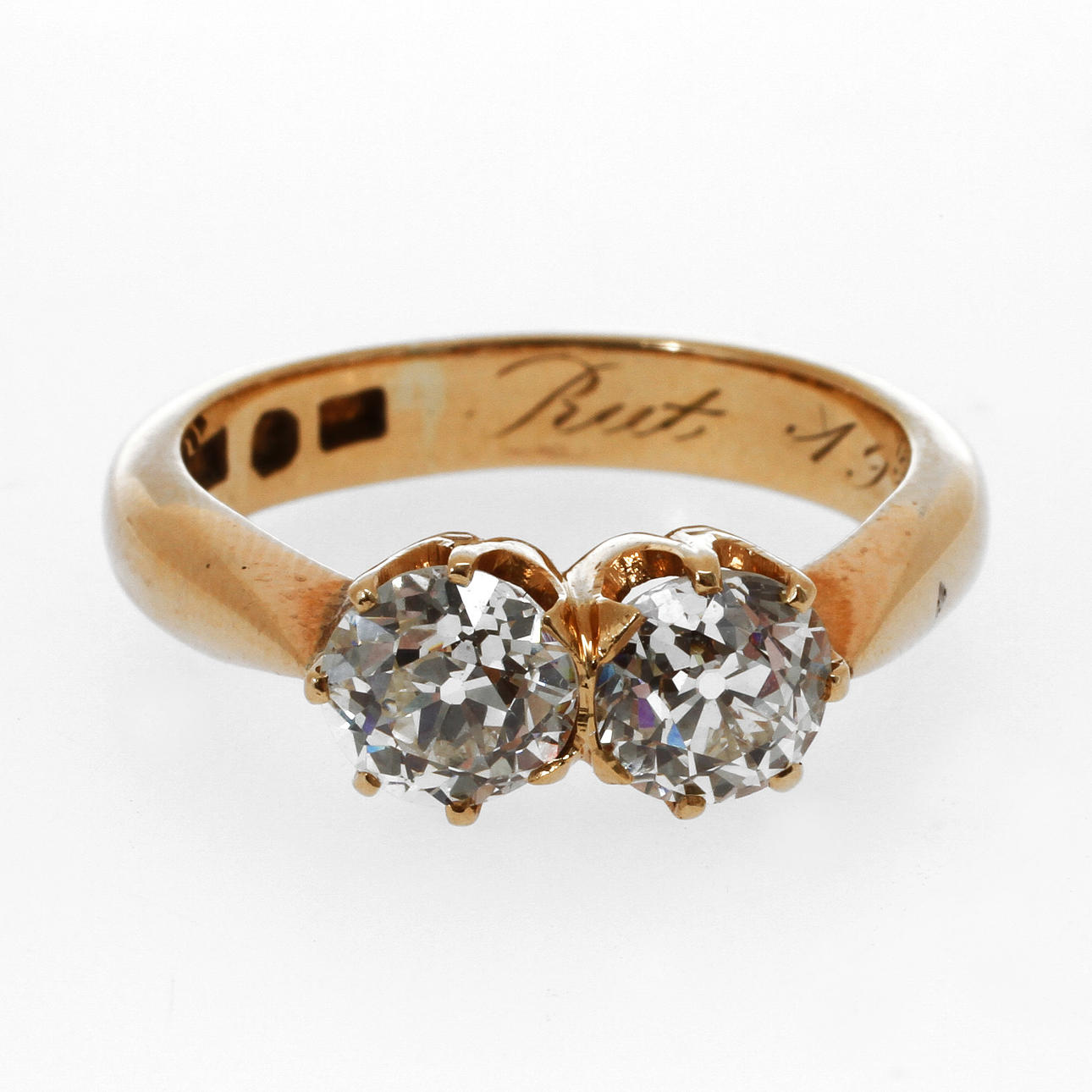 RING, 18k guld med 2 diamanter, ca 0,7-0,8 ct/st. Vikt 7,2 gram.