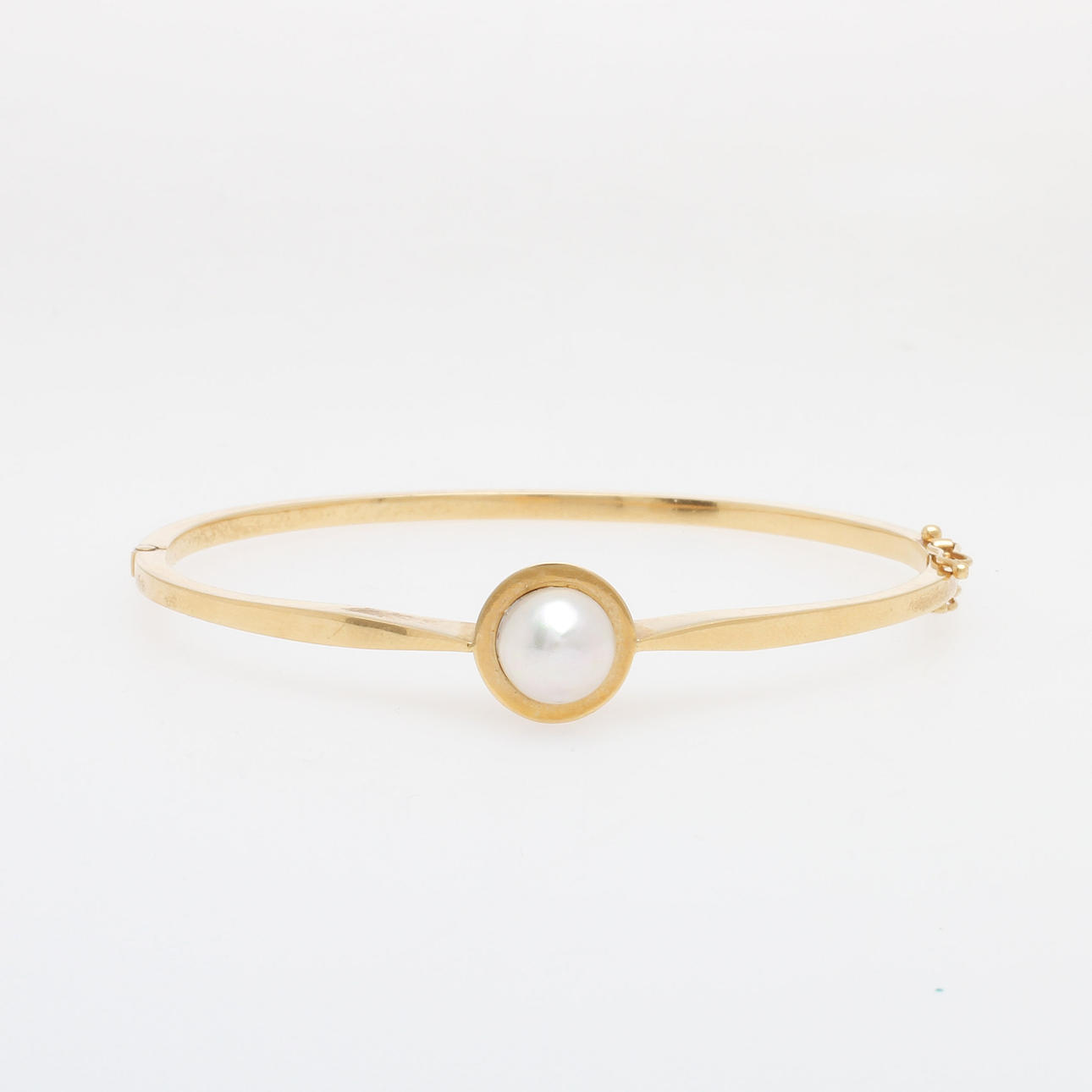 ARMRING, 18k guld med pärla.Vikt ca 23,8 gram.