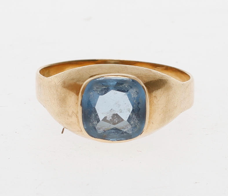 RING, 18k guld, med blå sten, vikt ca 3 gr.