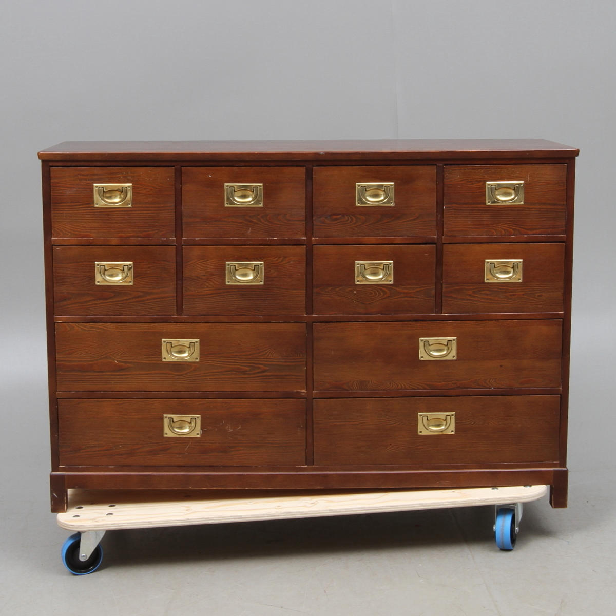 BYRÅ, med 12 lådor, 1900-talets andra hälft.