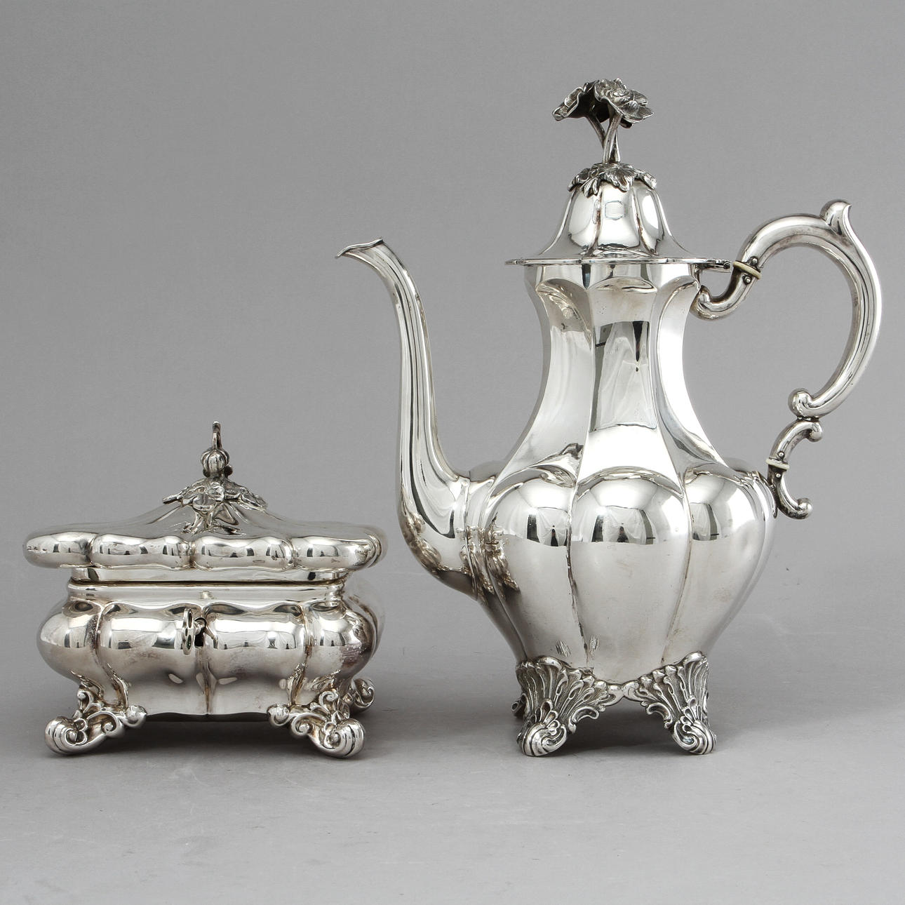 KAFFEKANNA samt SOCKERSKRIN, silver, A G Dufva, Stockholm 1919. Ca 1260 gram.