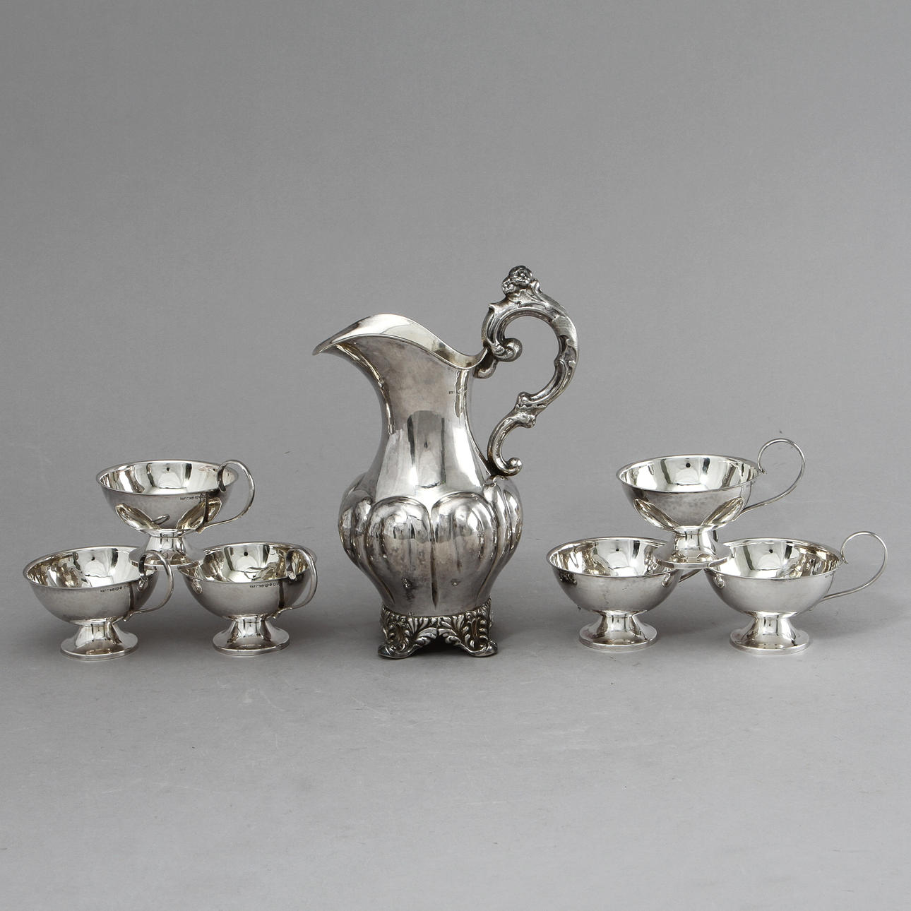 GRÄDDKANNA samt PUNCHMUGGAR, 6 st, silver, 1800-tal resp 1900-tal. Ca 300 gram.