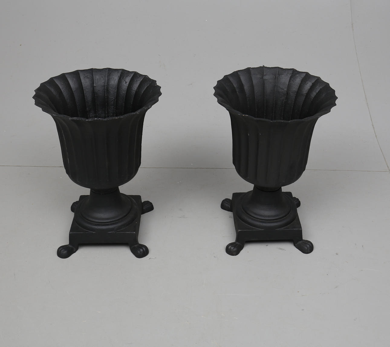 TRÄDGÅRDSURNOR, 1 par, gjutjärn, 2000-.