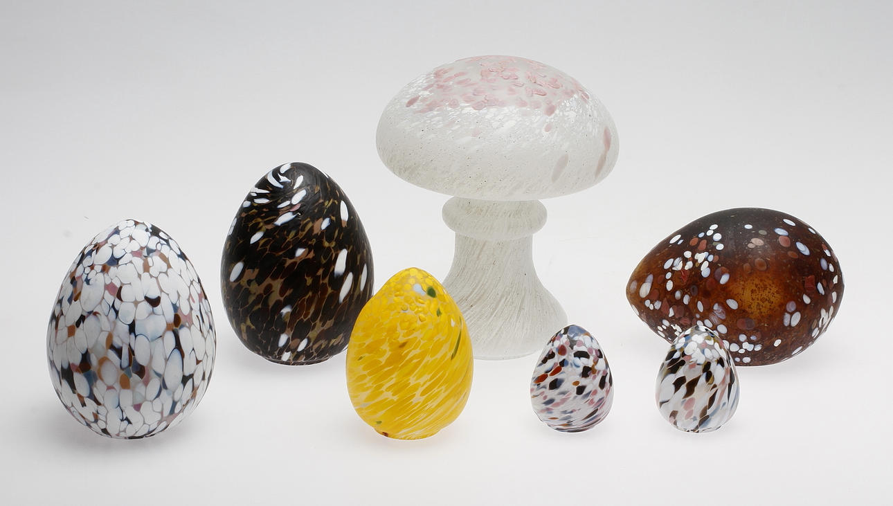FIGURINER, ägg, 6st och svamp. Konstglas. Monica Backström.