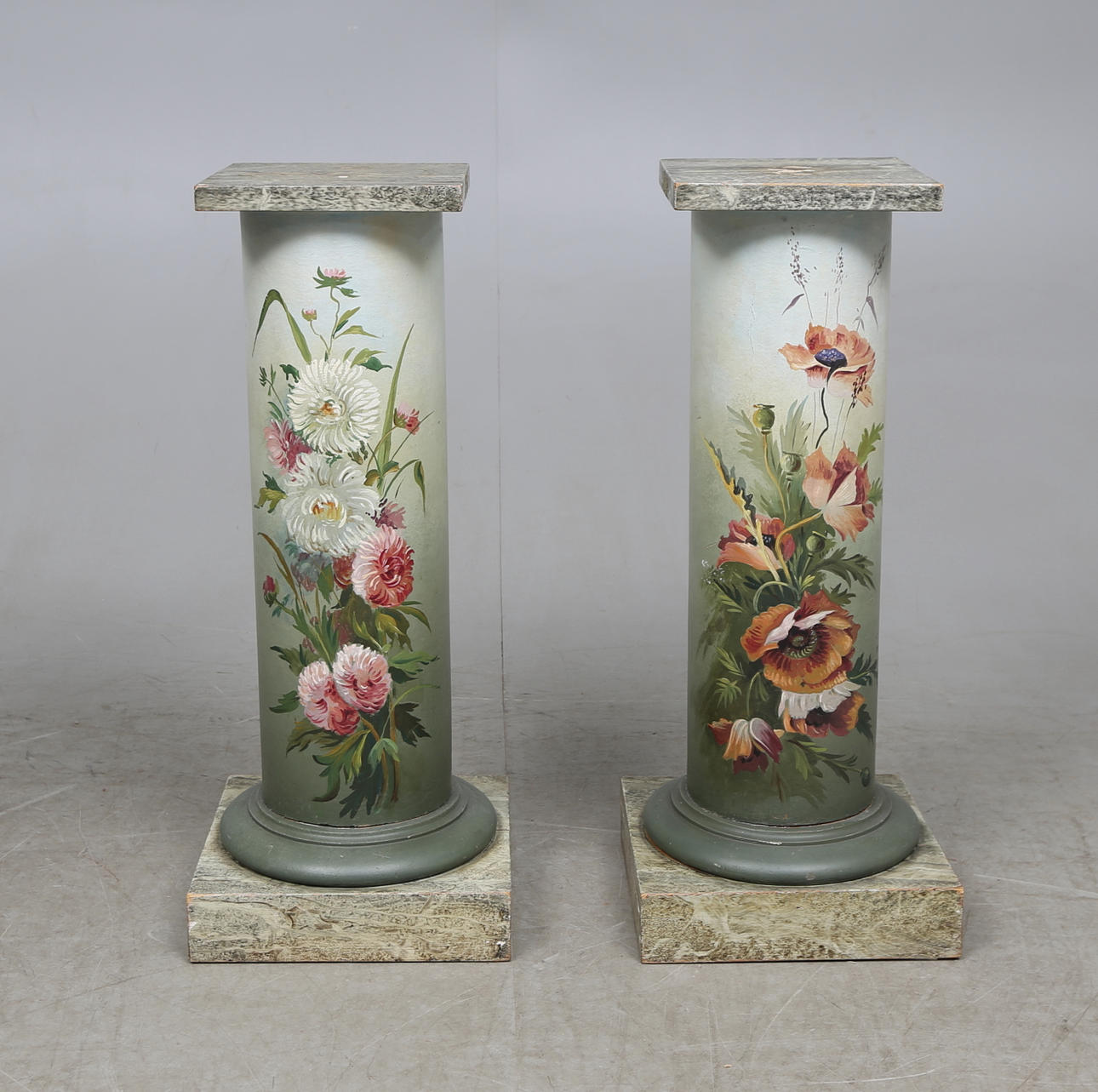 PEDISTALER, ett par snarlika, sekelskiftet 1900.