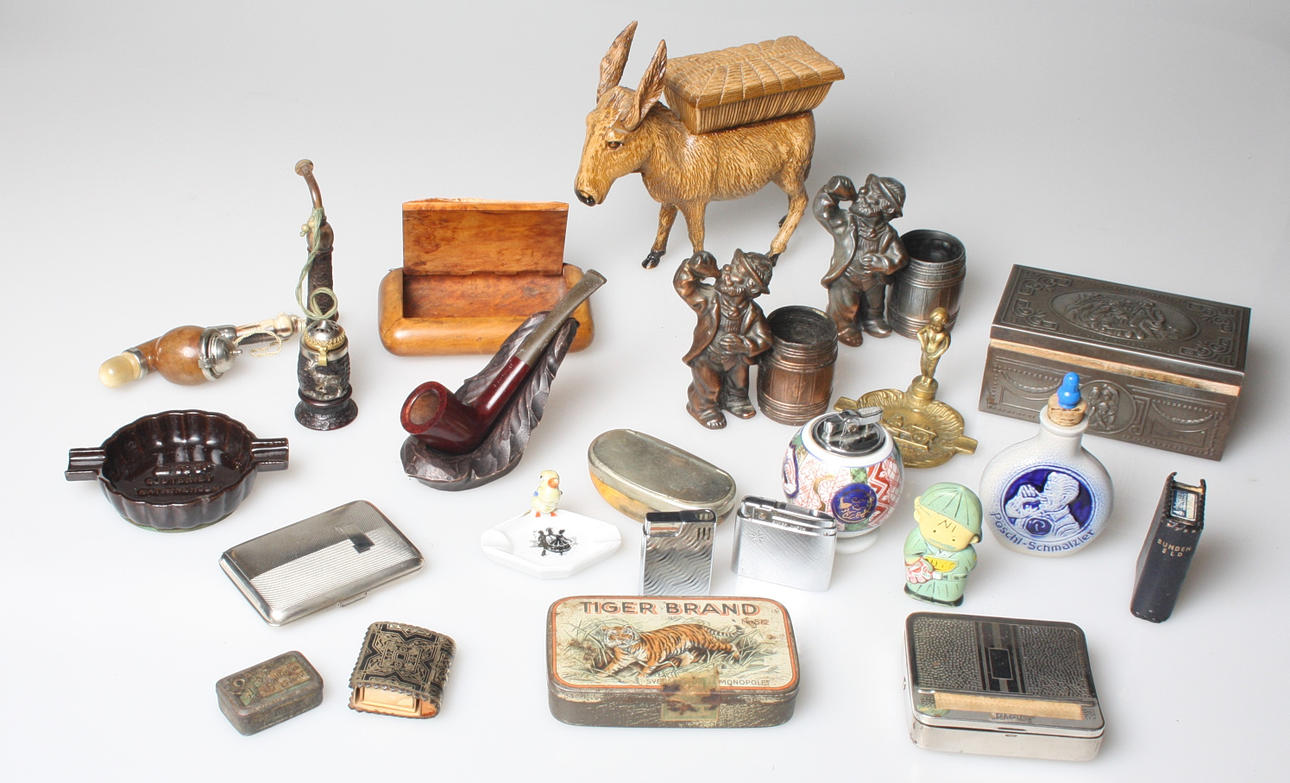 PARTI TOBAKIANA, askkopp,tändare,pipa,cigarettrullare,,24 delar.
