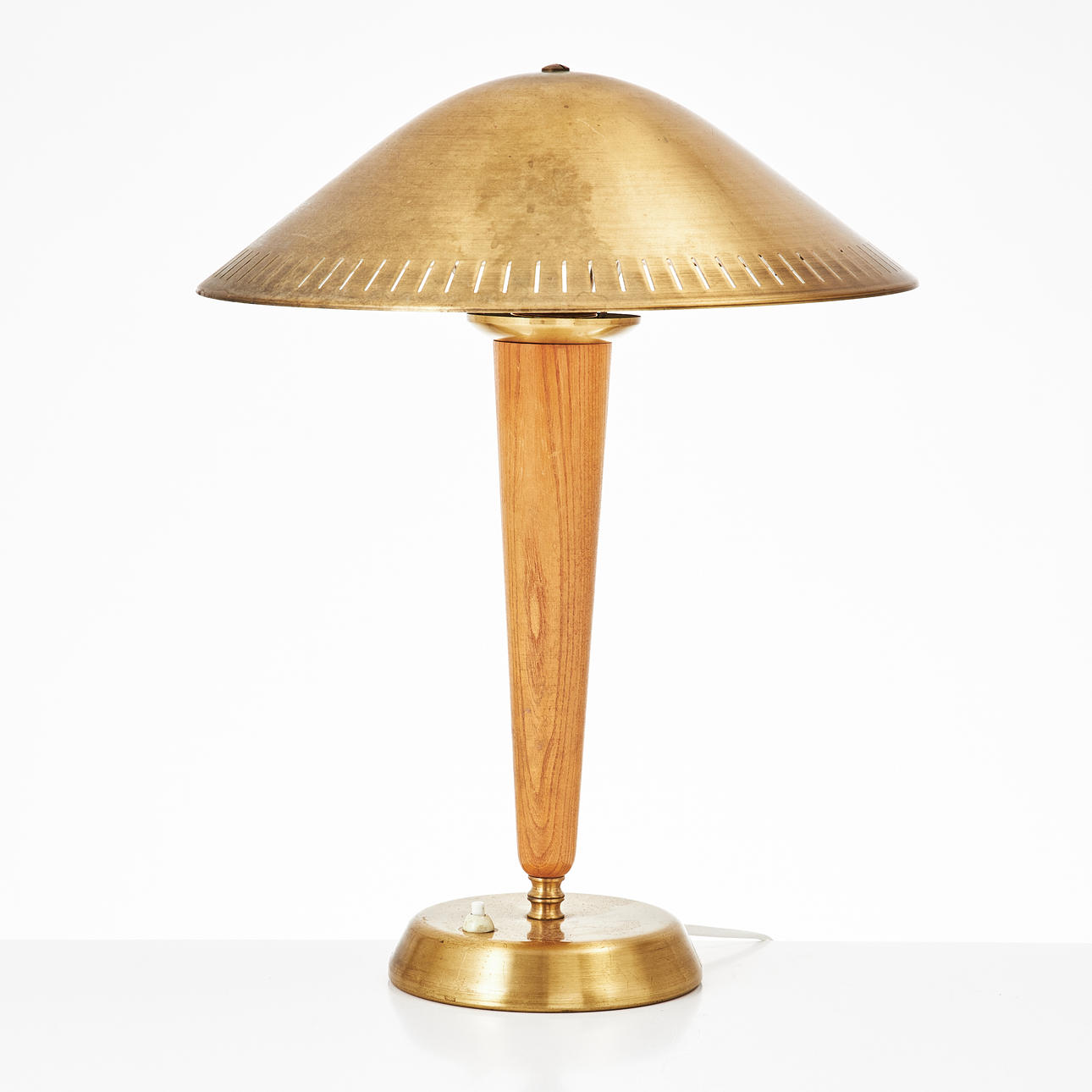 BORDLAMPE, messing og træ, ASEA, midten af 1900-tallet.