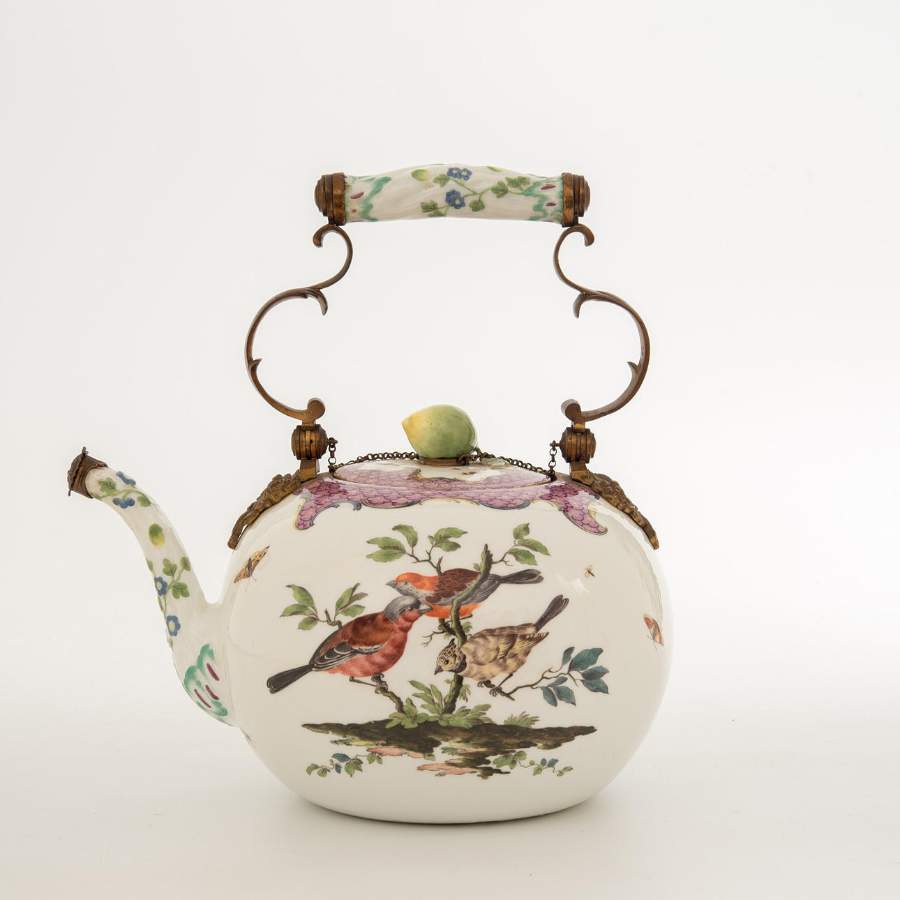 MEISSEN. TEKANNA MED FÅGELMÅLNING, 1750-1755.