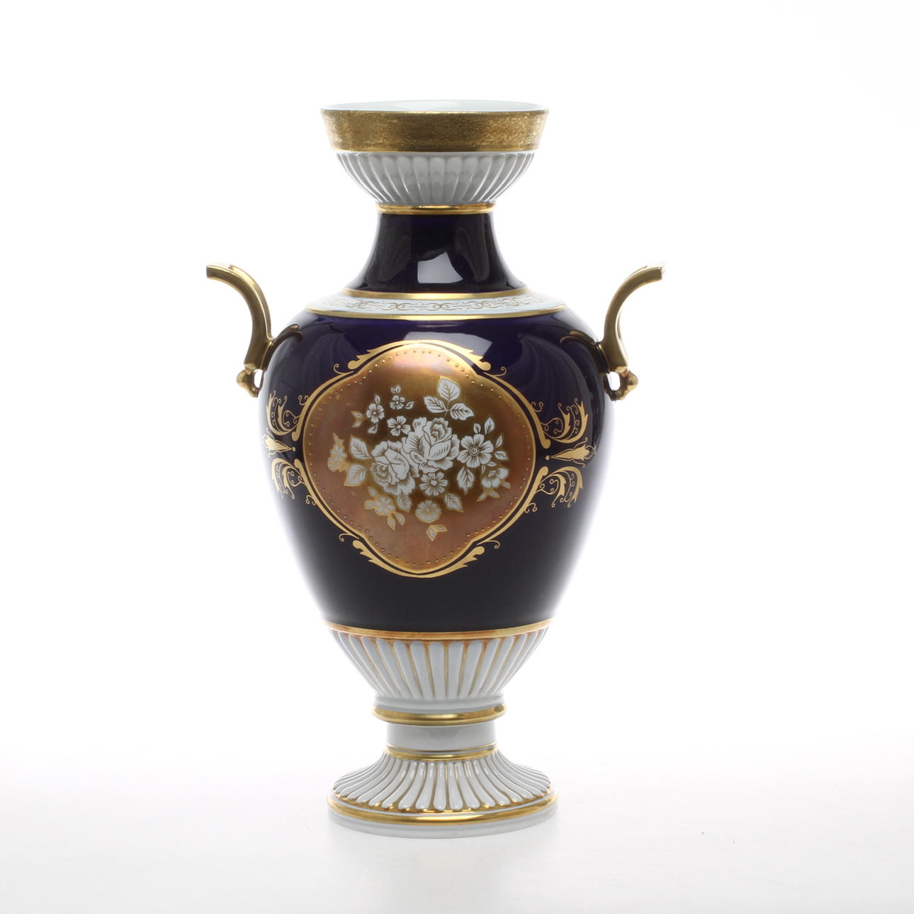 URNA MED HÄNKLAR, porslin, Wallendorf, 1900-tal.