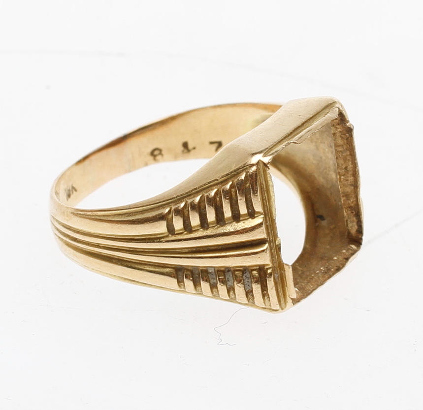 KLACKRING, 18k guld, vikt ca 5,6 gr.