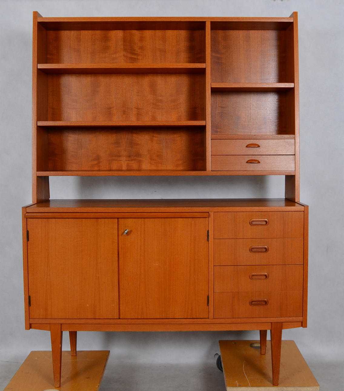 BOKHYLLA MED UNDERSKÅP OCH SKRIVKLAFF, teak, 1950/60-tal.