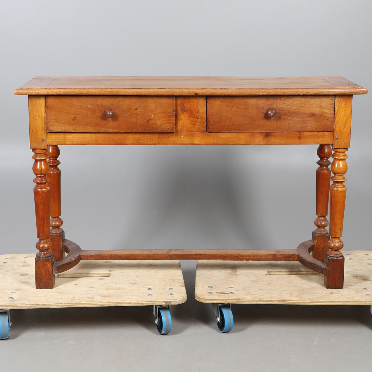 A 19TH CENTURY FRUITWOOD HALL TABLE. Furniture - Tables - Auctionet