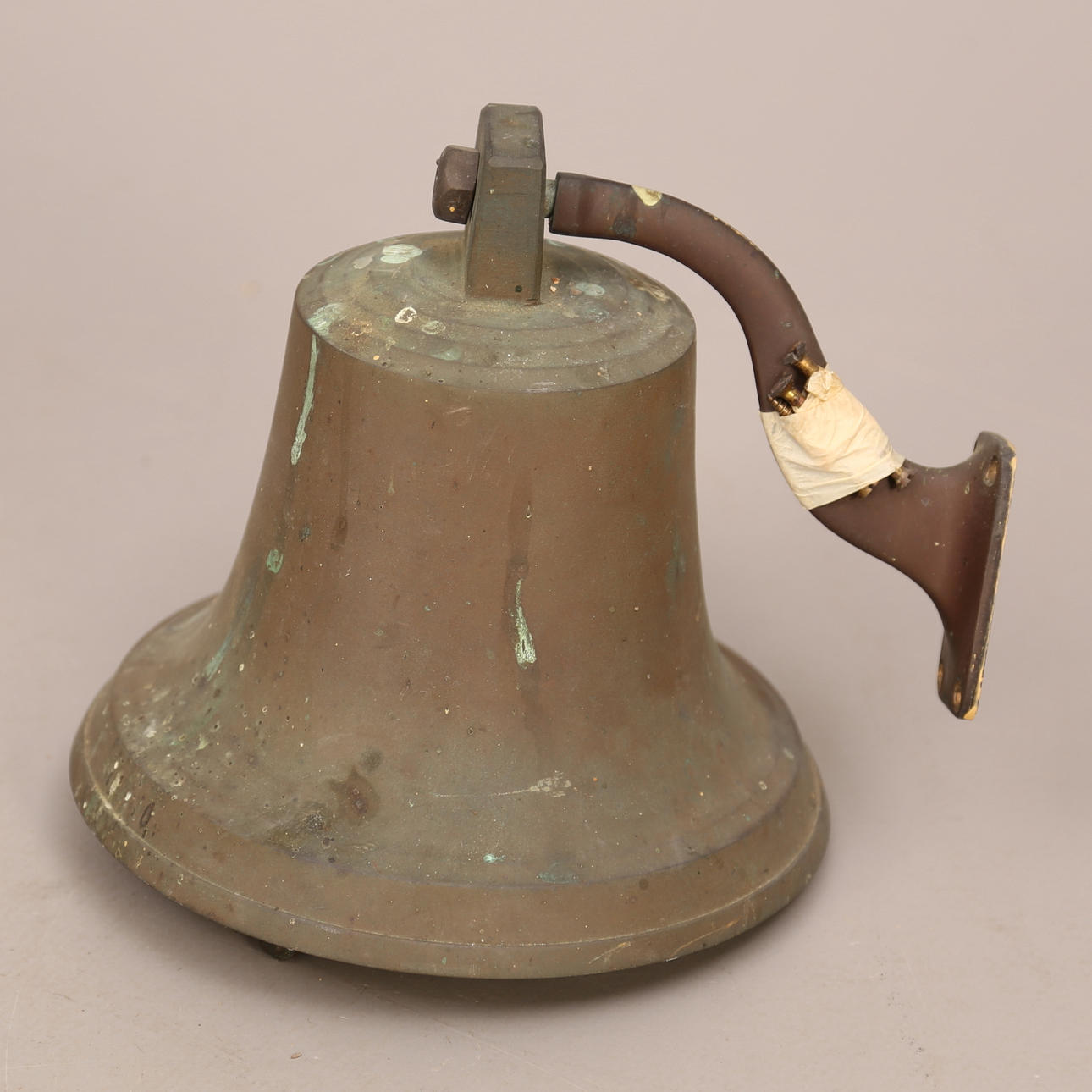 VÄLLINGKLOCKA med väggfäste, malm, Mora, 18-/1900-tal.