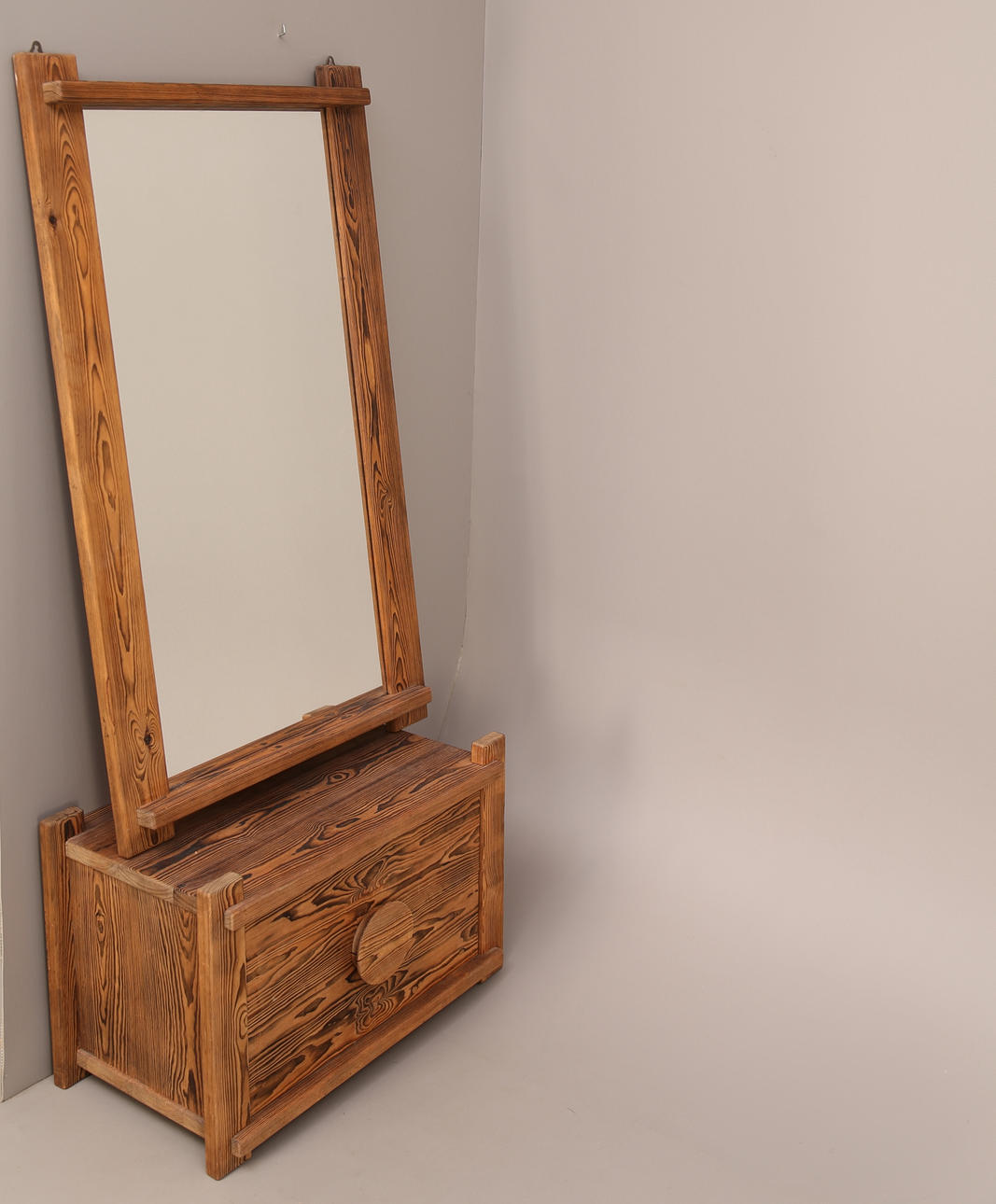 HALLSPEGEL med BYRÅ, bränd furu, 2-lådig, 1900-tal.