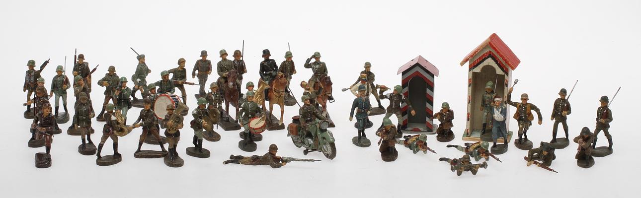 ELASTOLIN 40 figurer varav 3 till häst, vaktkur.