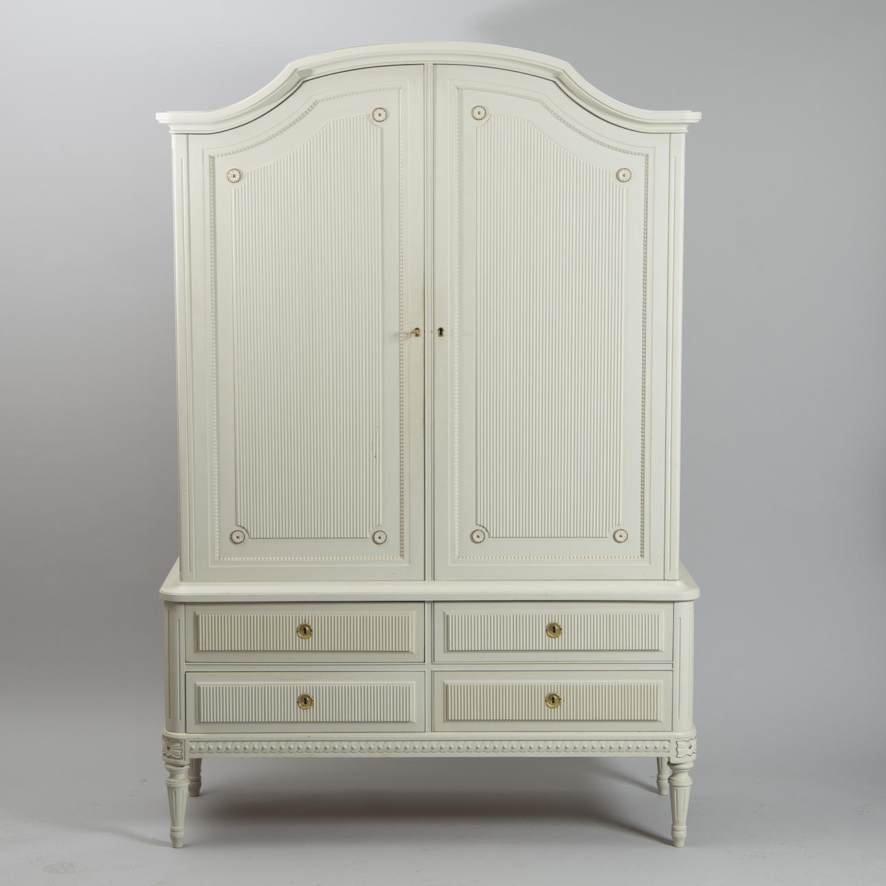 MATSALSSKÅP, vitmålat, gustaviansk stil, 1900 talets senare del, Slutarp.