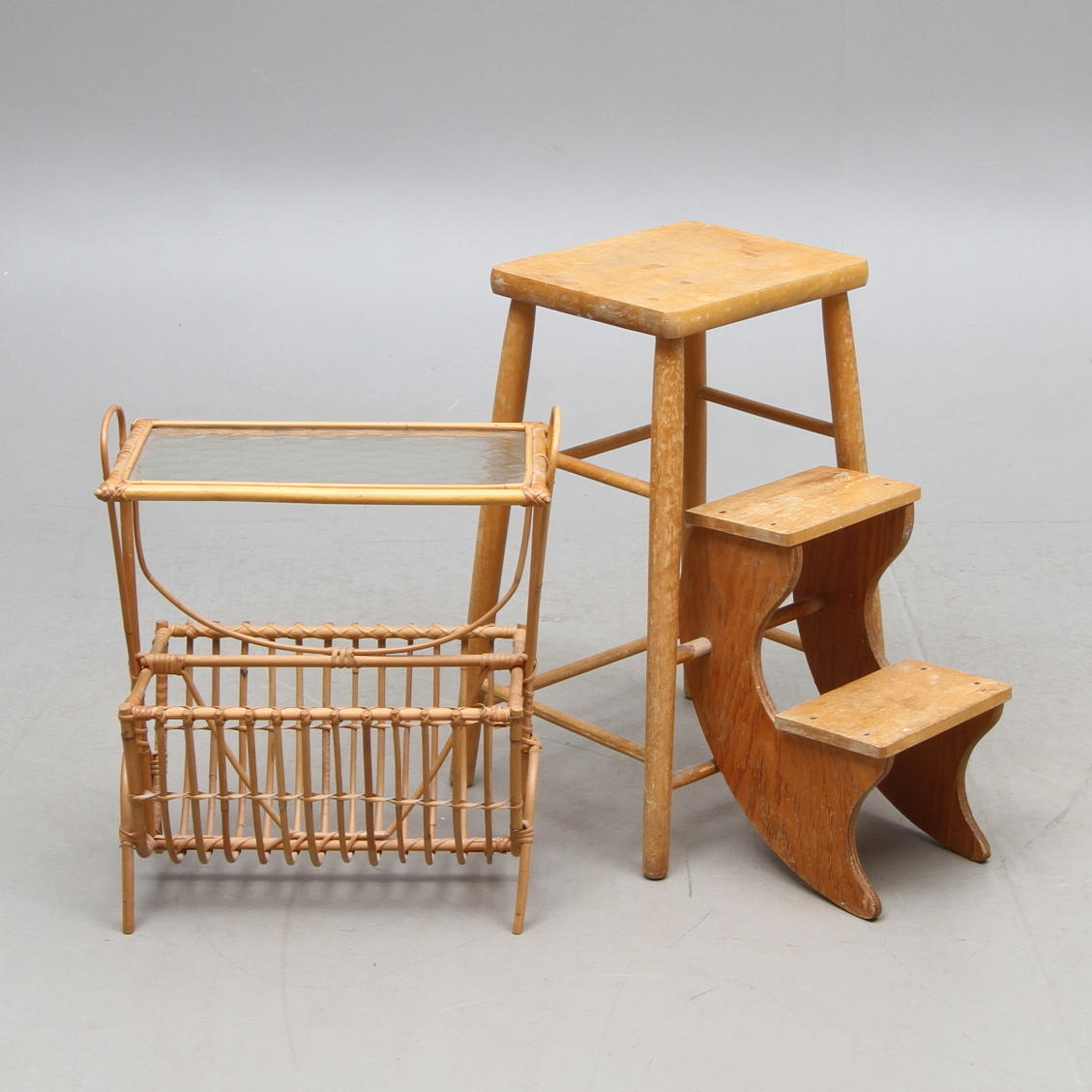 STEGPALL, trä, TIDNINGSSTÄLL, rotting, 1900-tal.