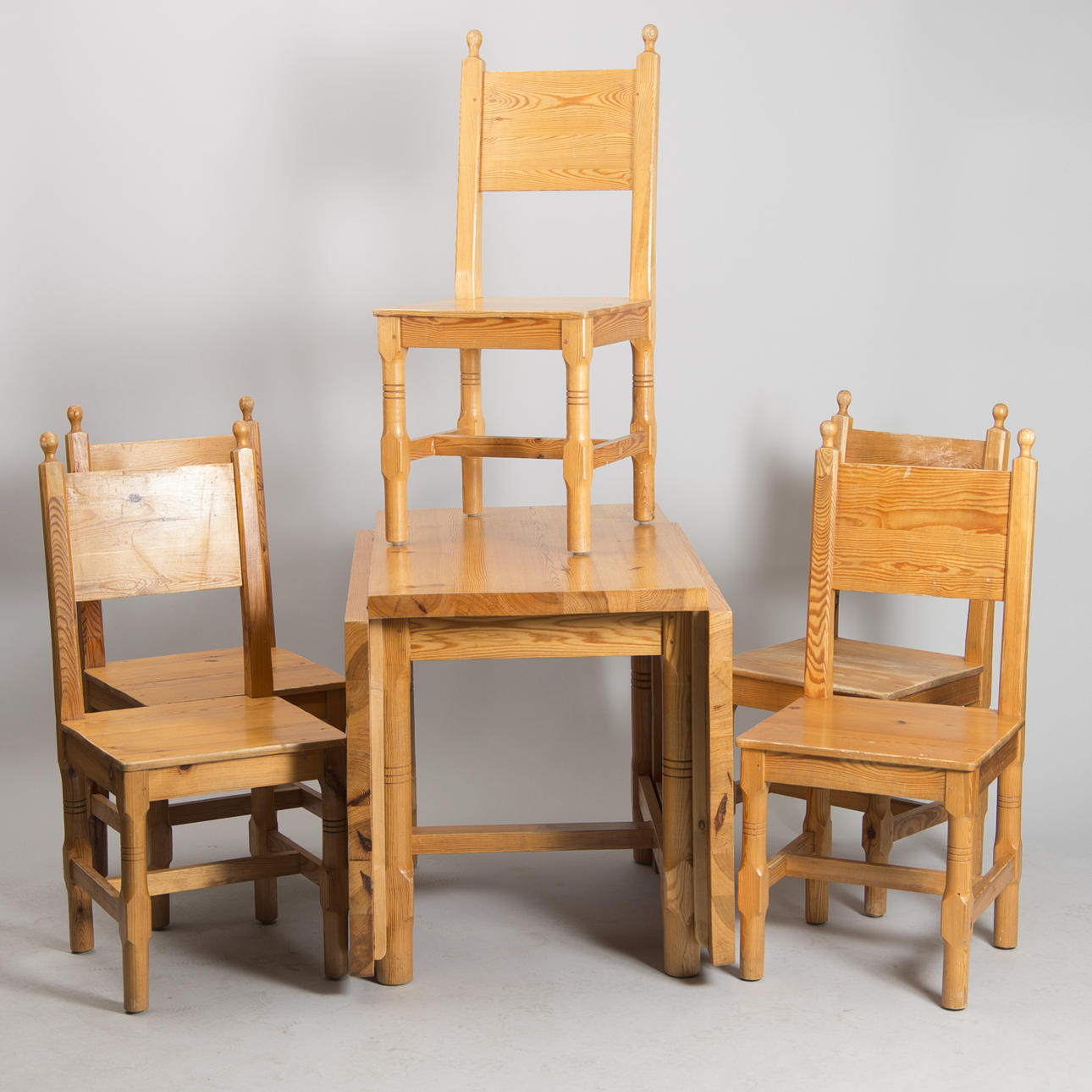 MATSALSGRUPP, bord samt stolar, 6 delar, fur, 1900-talets senare del.