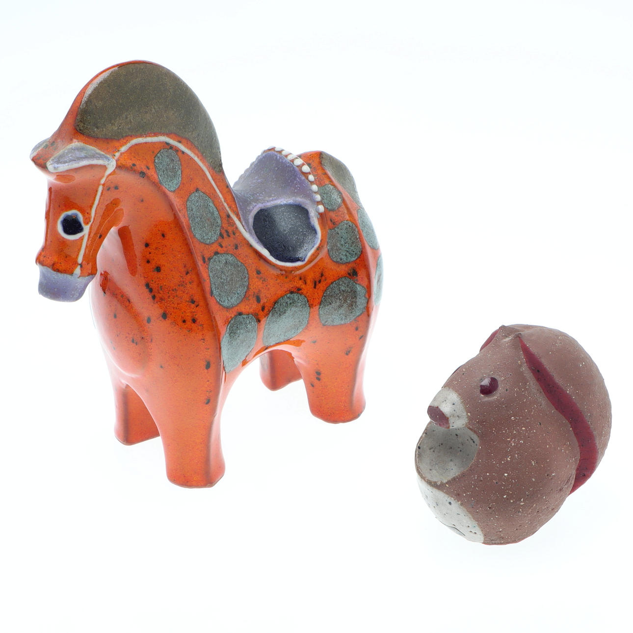 THOMAS HELLSTRÖM. Figurines, 2 pcs, horse & squirrel, ceramics, Nittsjö.