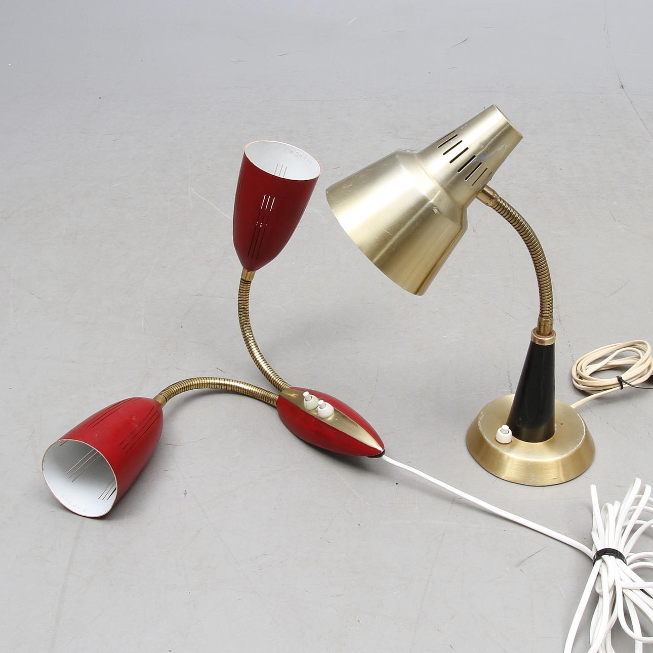 BORDSLAMPA märkt GEMI samt VÄGGLAMPA, tvåarmad, 1900-tal.