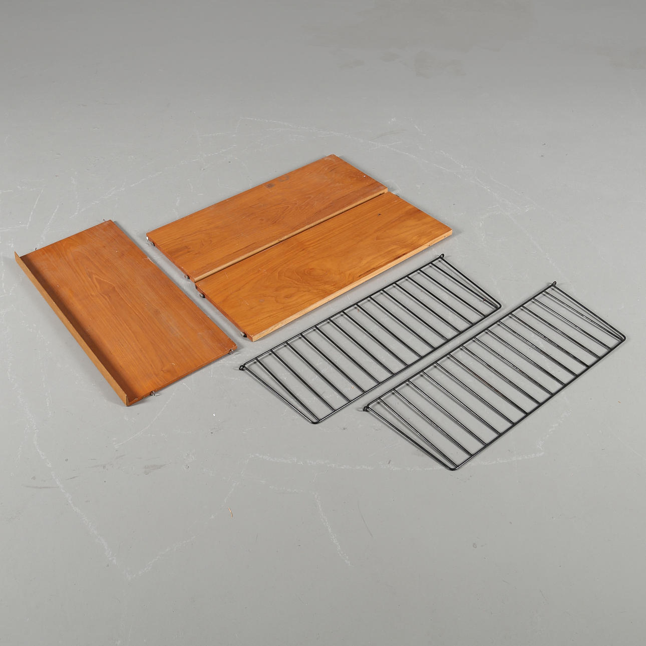 NILS STRINNING. Stringhylla med 2 hyllplan i teakfanér med plastöverdragna ståltrådsgavlar.