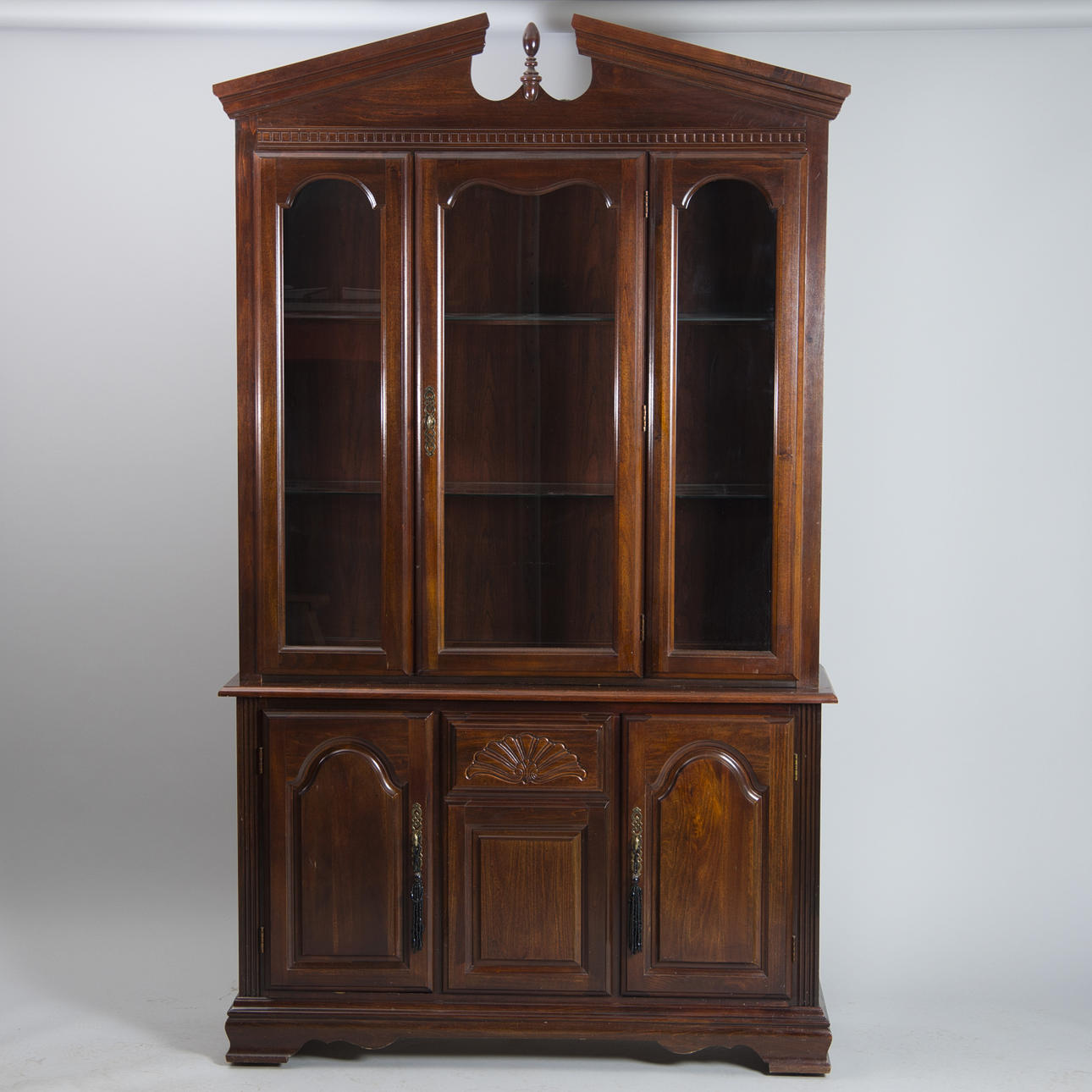 SKÅP MED VITRINÖVERDEL, mahognybetsat, 1900-talets senare del.