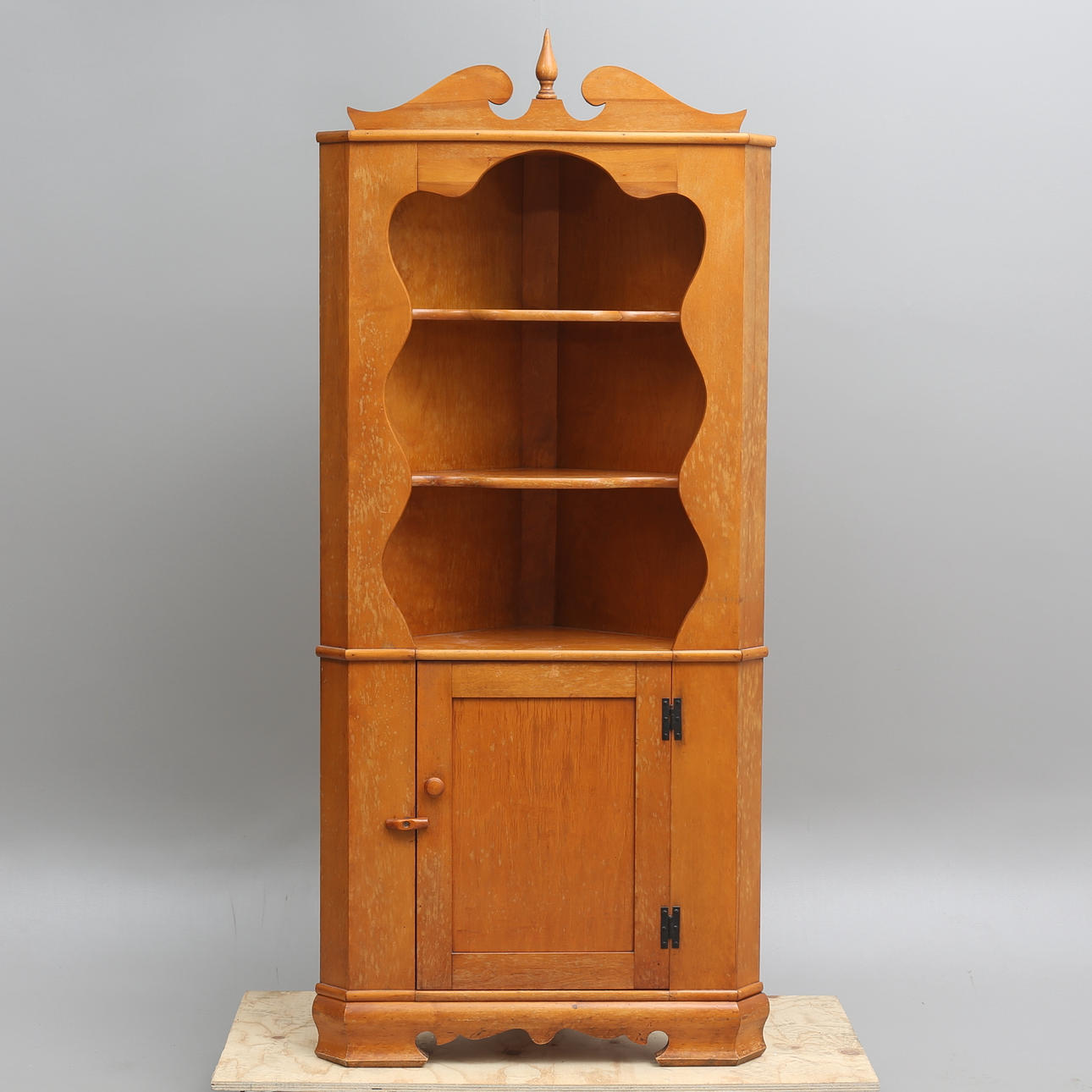 HÖRNSKÅP, 1900-talets första hälft.