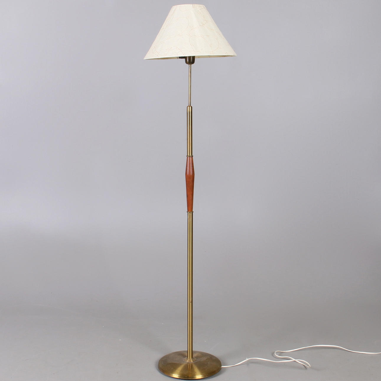 GOLVLAMPA, teak och mässing, 1900-talets mitt.