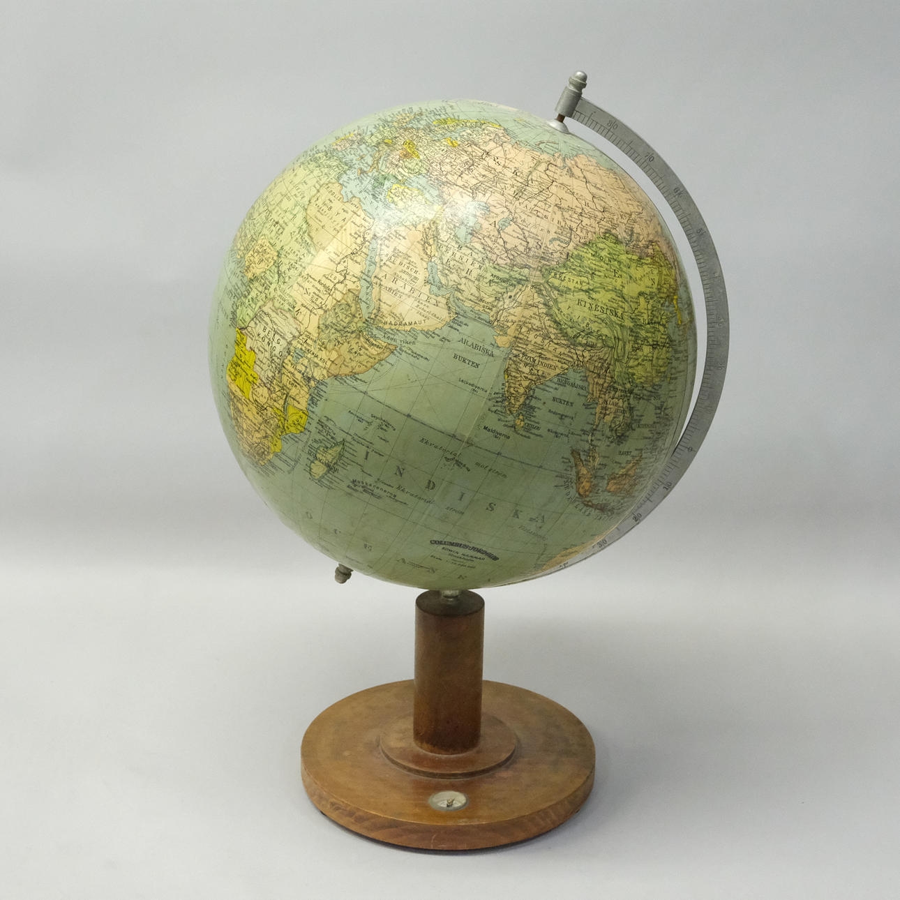 JORDGLOB MED KOMPASS.