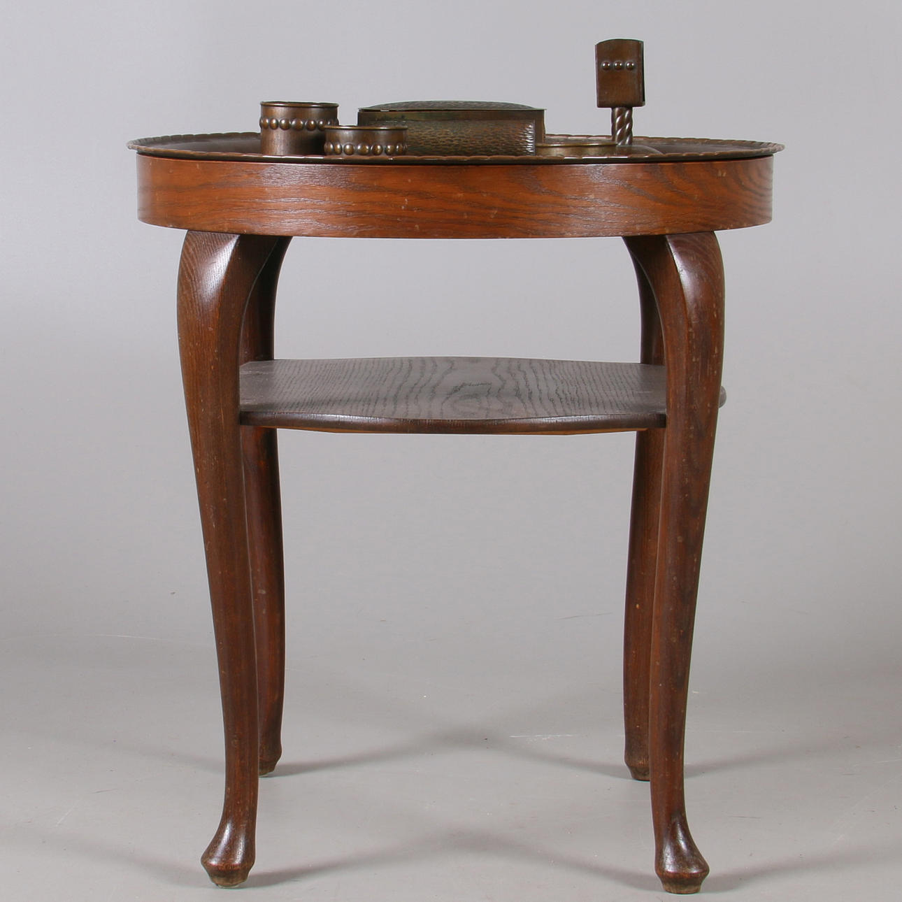 RÖKBORD, ek, med kopparbricka, Gemla Diö, med tillbehör, 1900-tal.